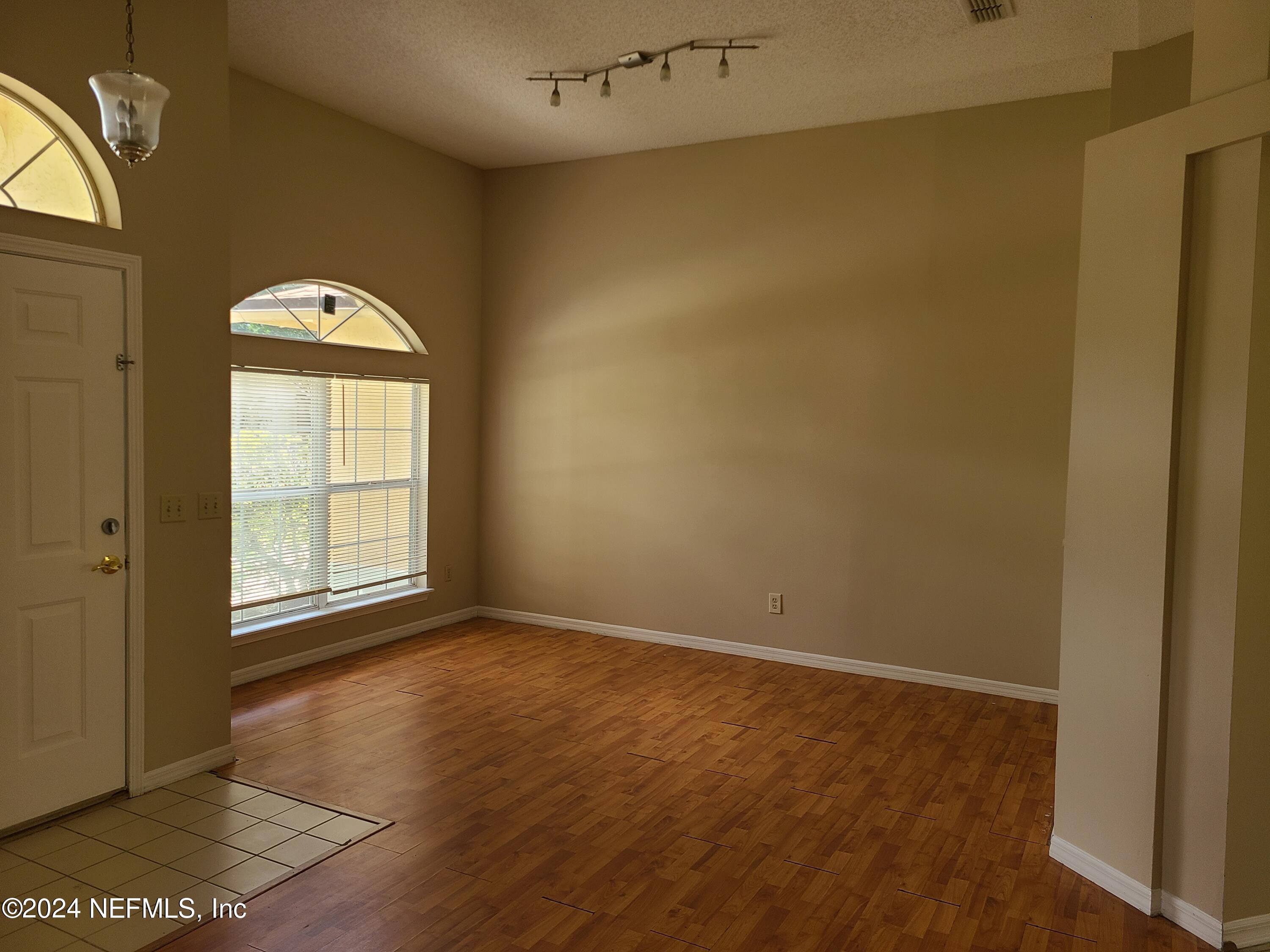 2106 HOVINGTON Circle W