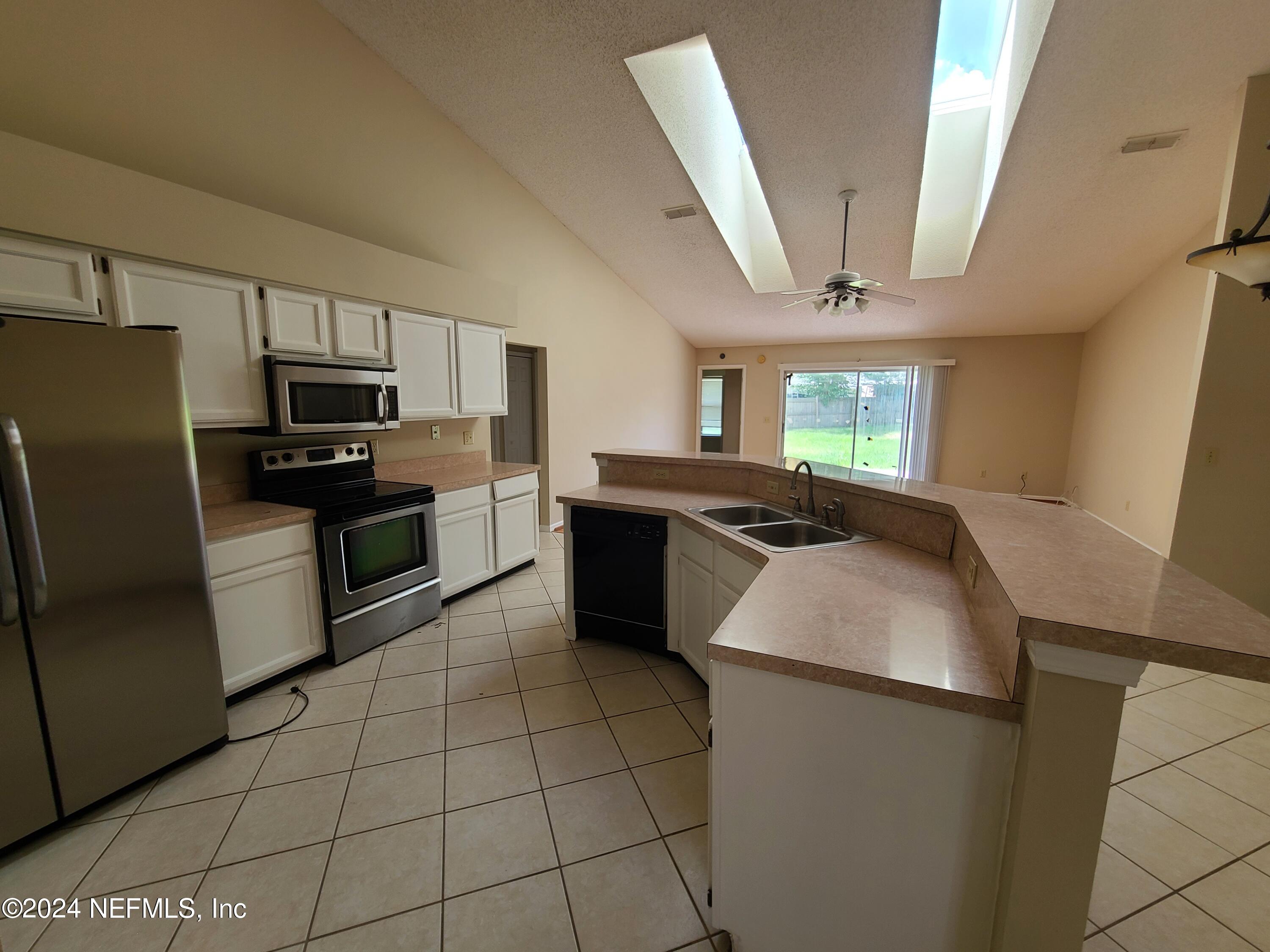 2106 HOVINGTON Circle W