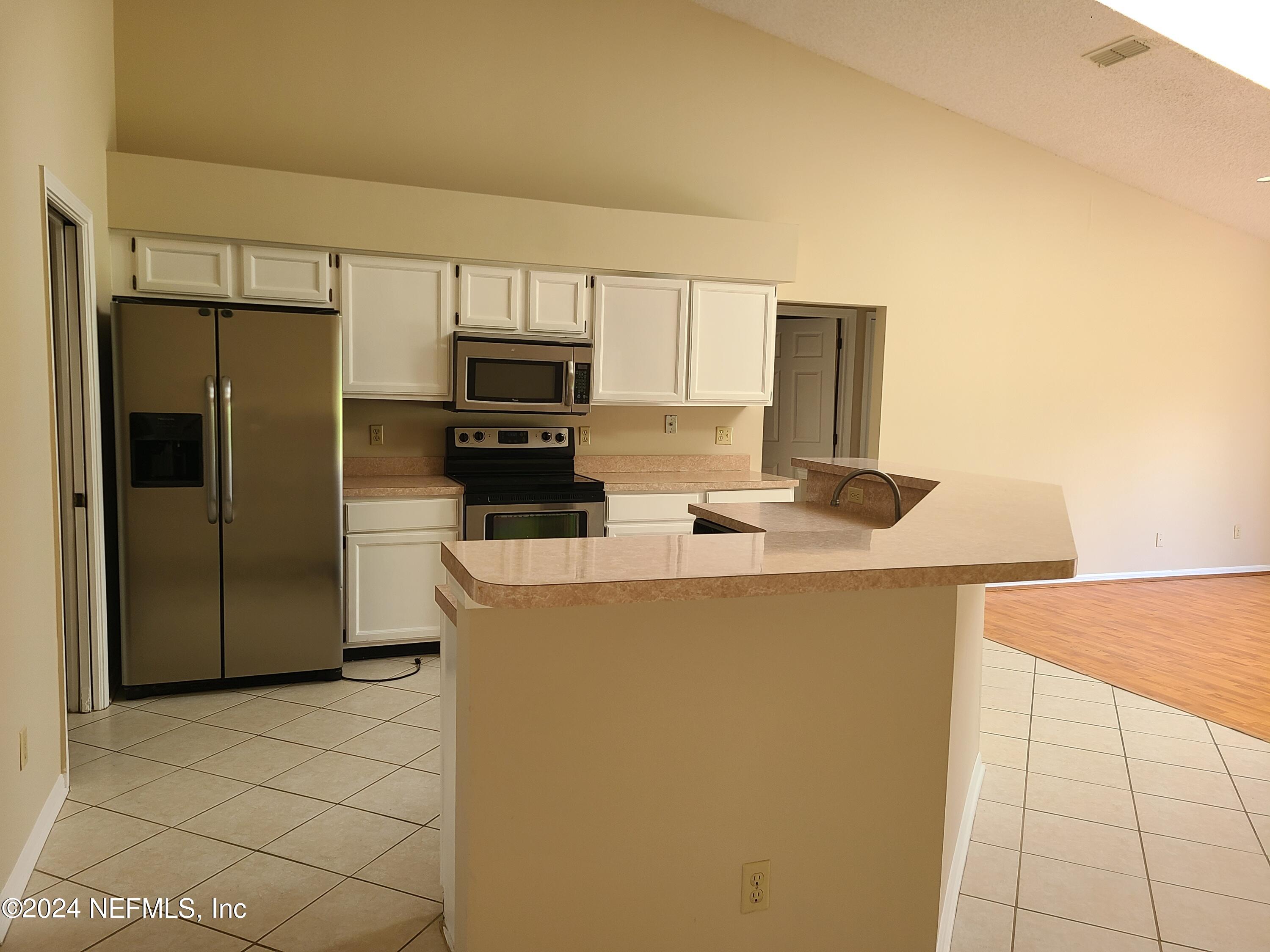 2106 HOVINGTON Circle W