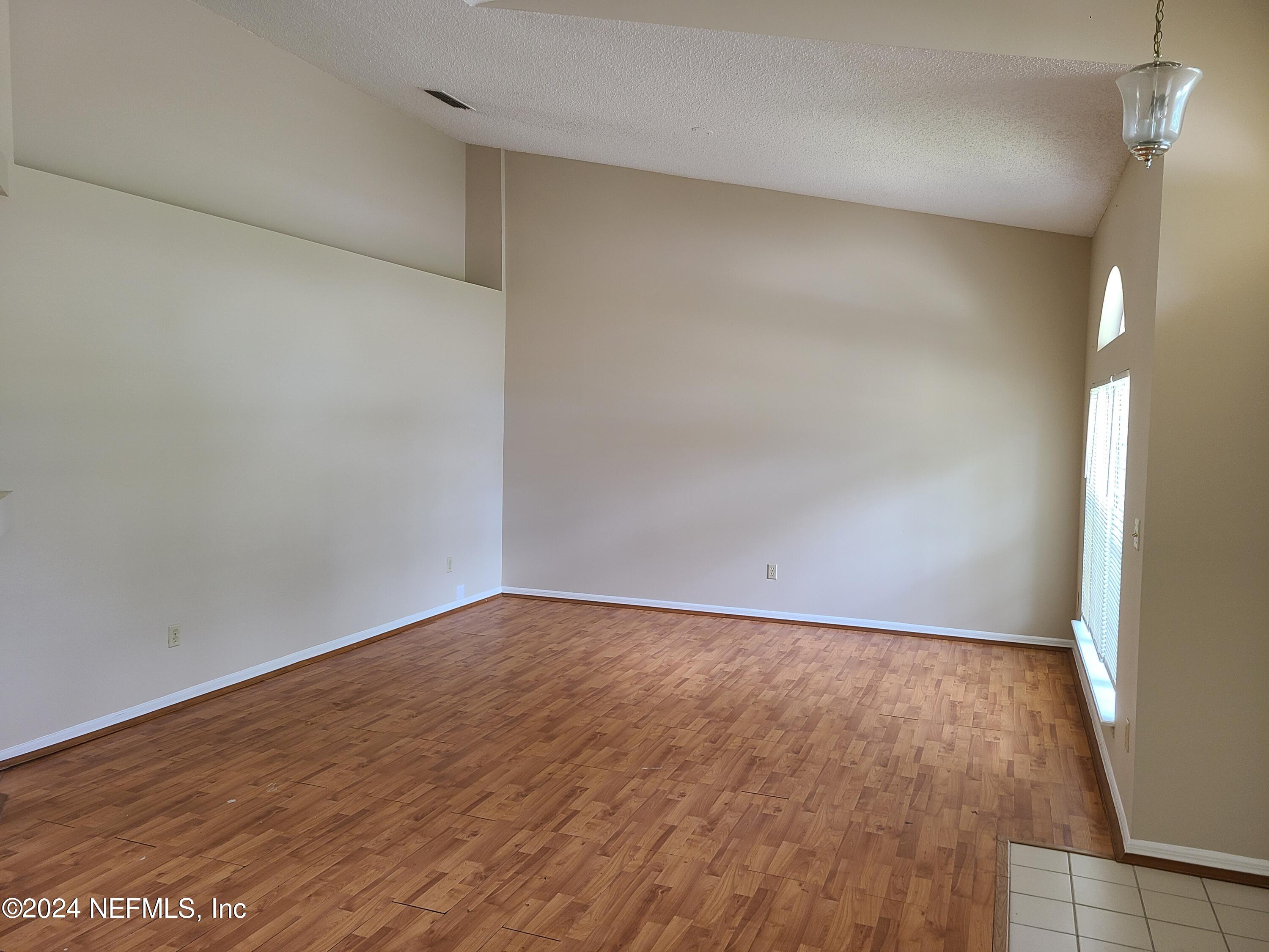 2106 HOVINGTON Circle W