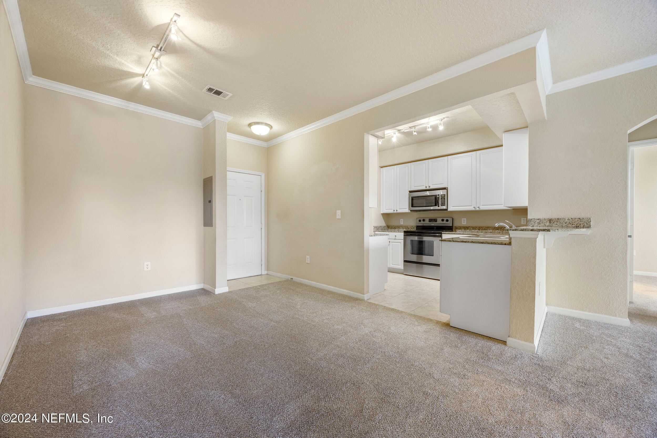 8539 GATE Parkway W, 9433