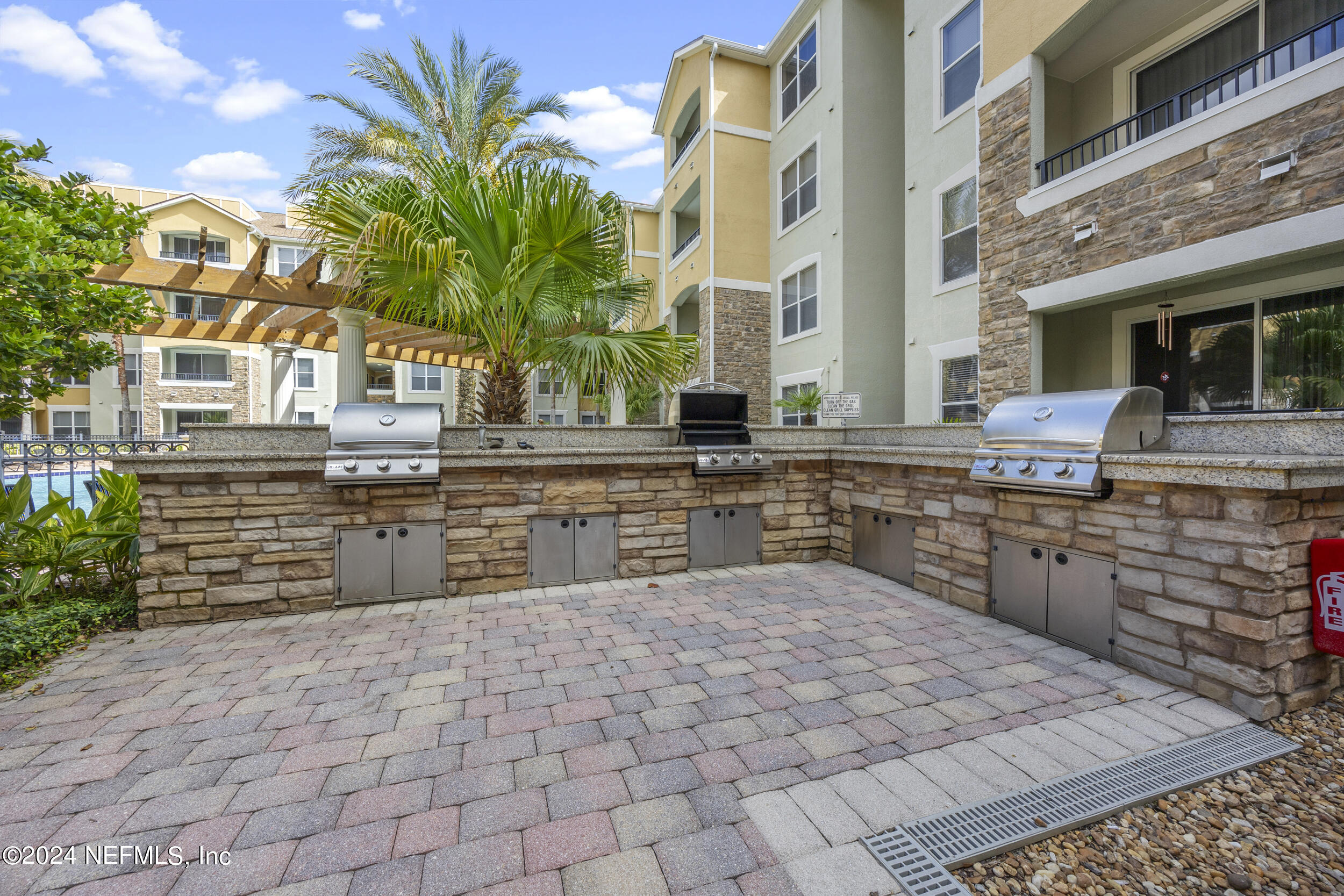 8539 GATE Parkway W, 9433
