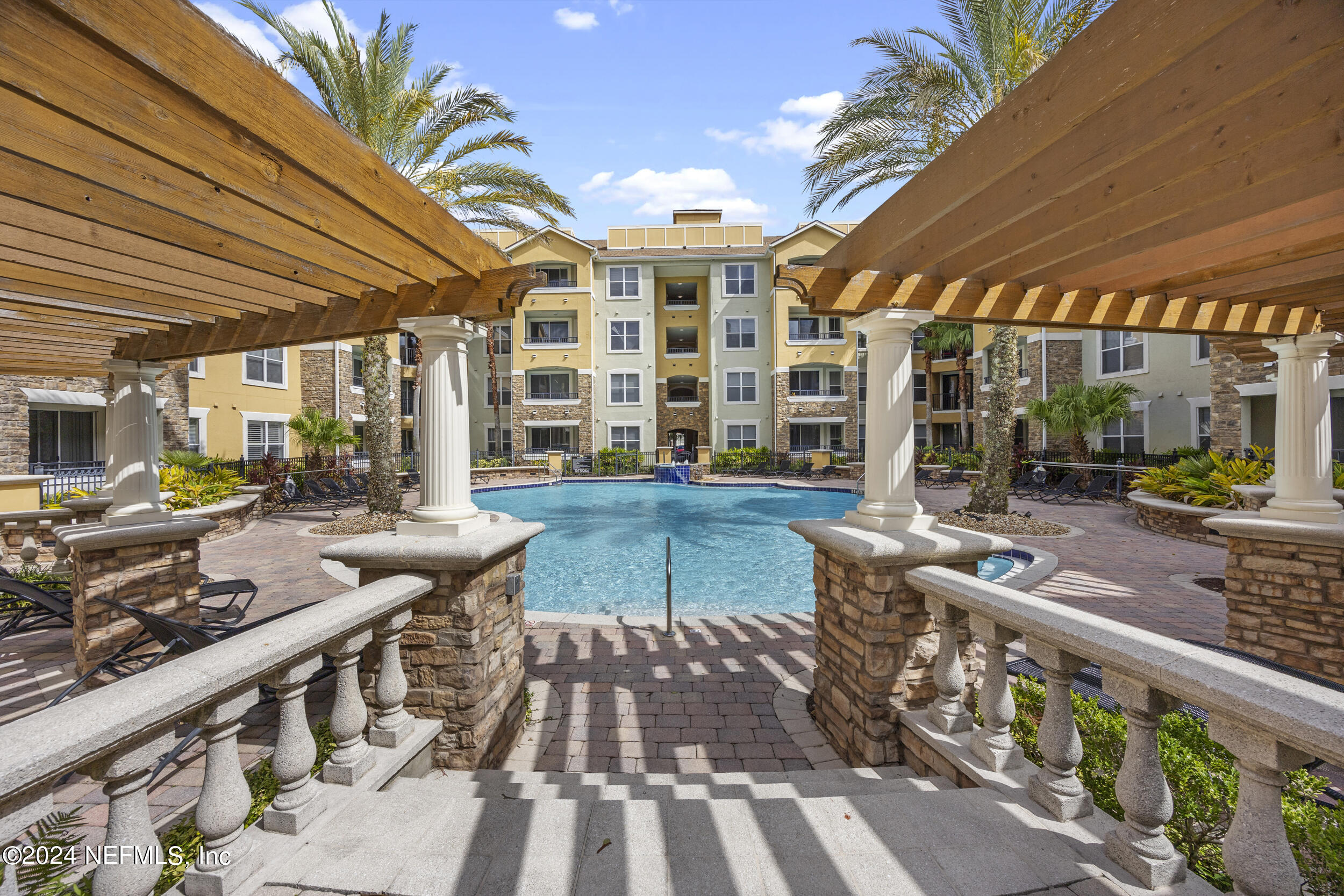 8539 GATE Parkway W, 9433