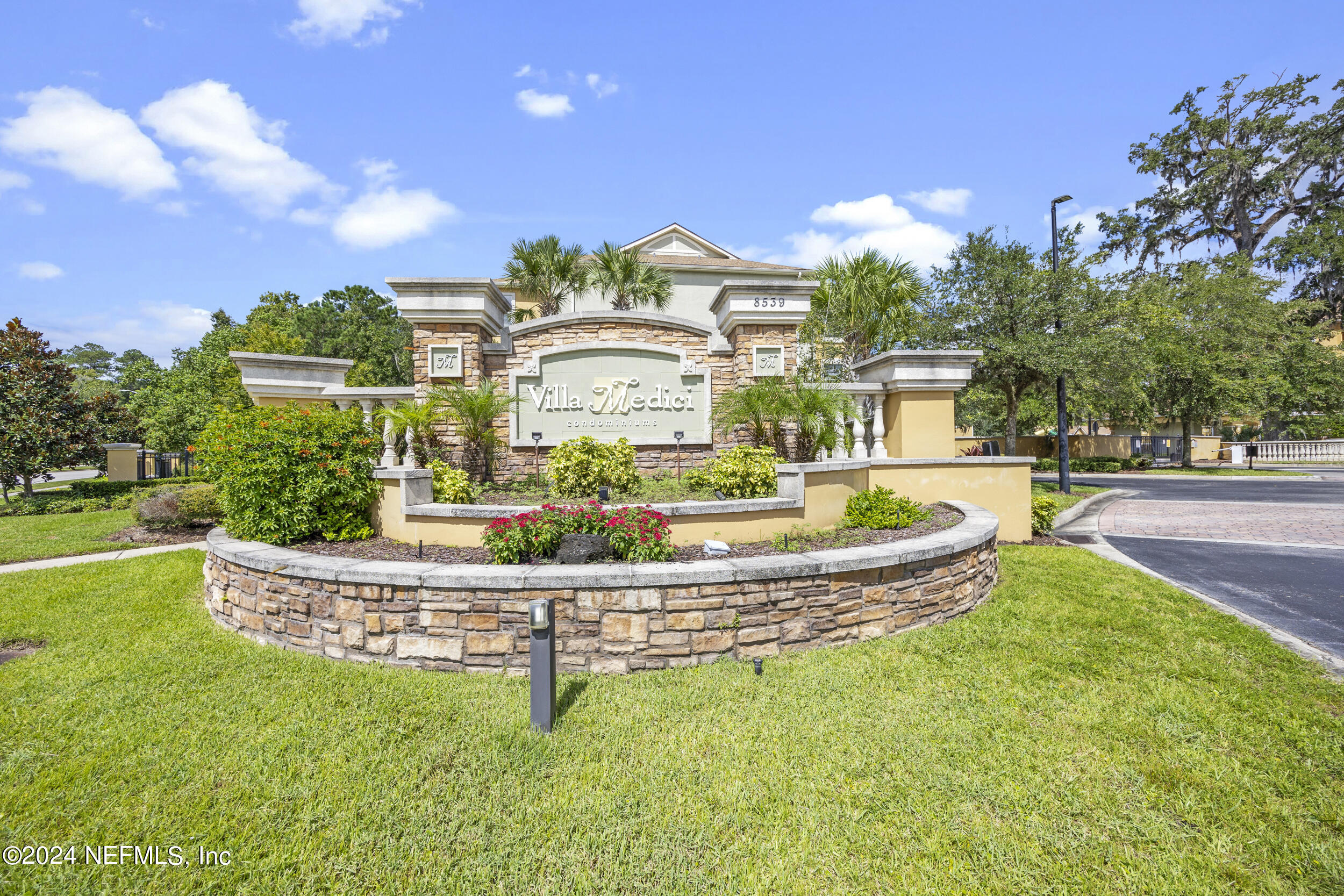 8539 GATE Parkway W, 9433