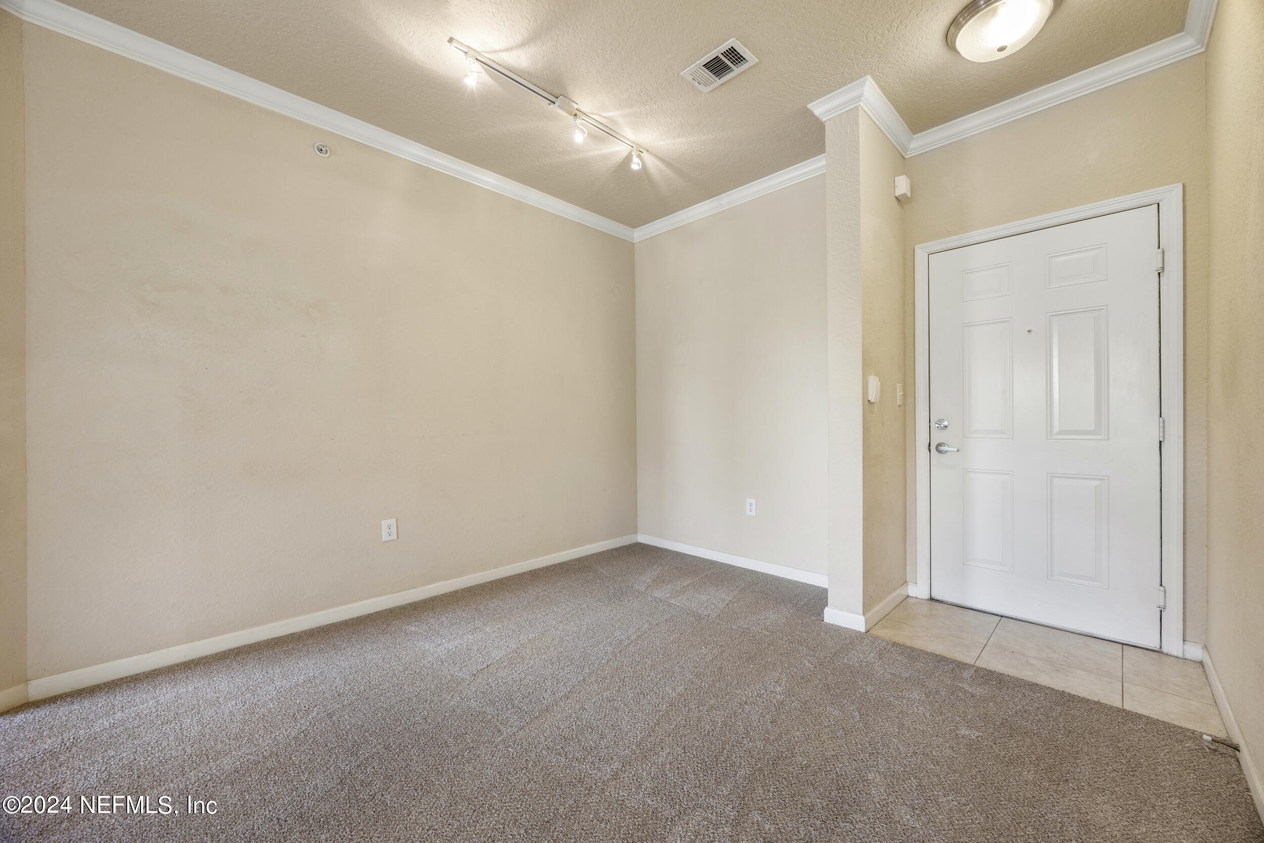 8539 GATE Parkway W, 9433
