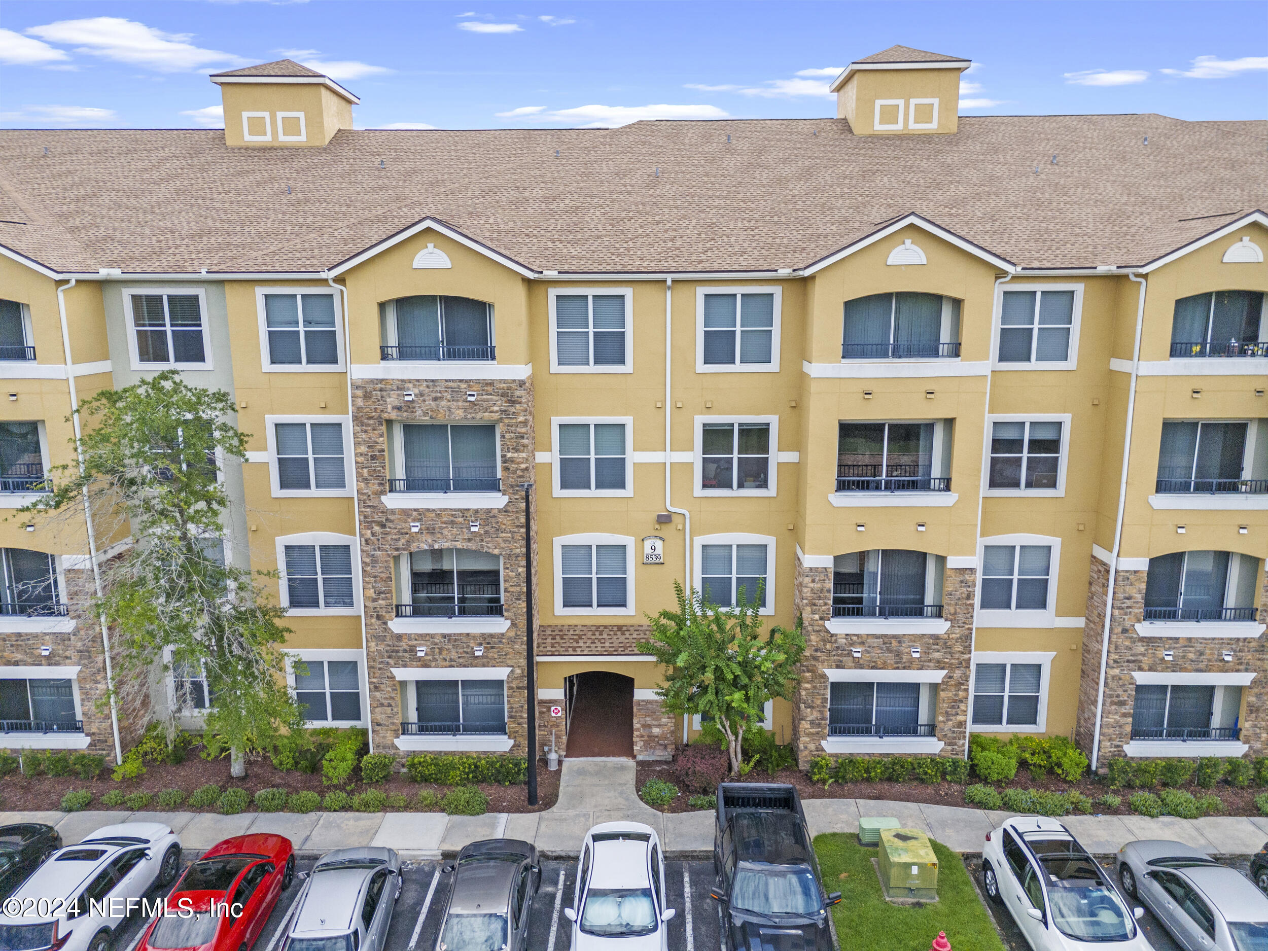 8539 GATE Parkway W, 9433