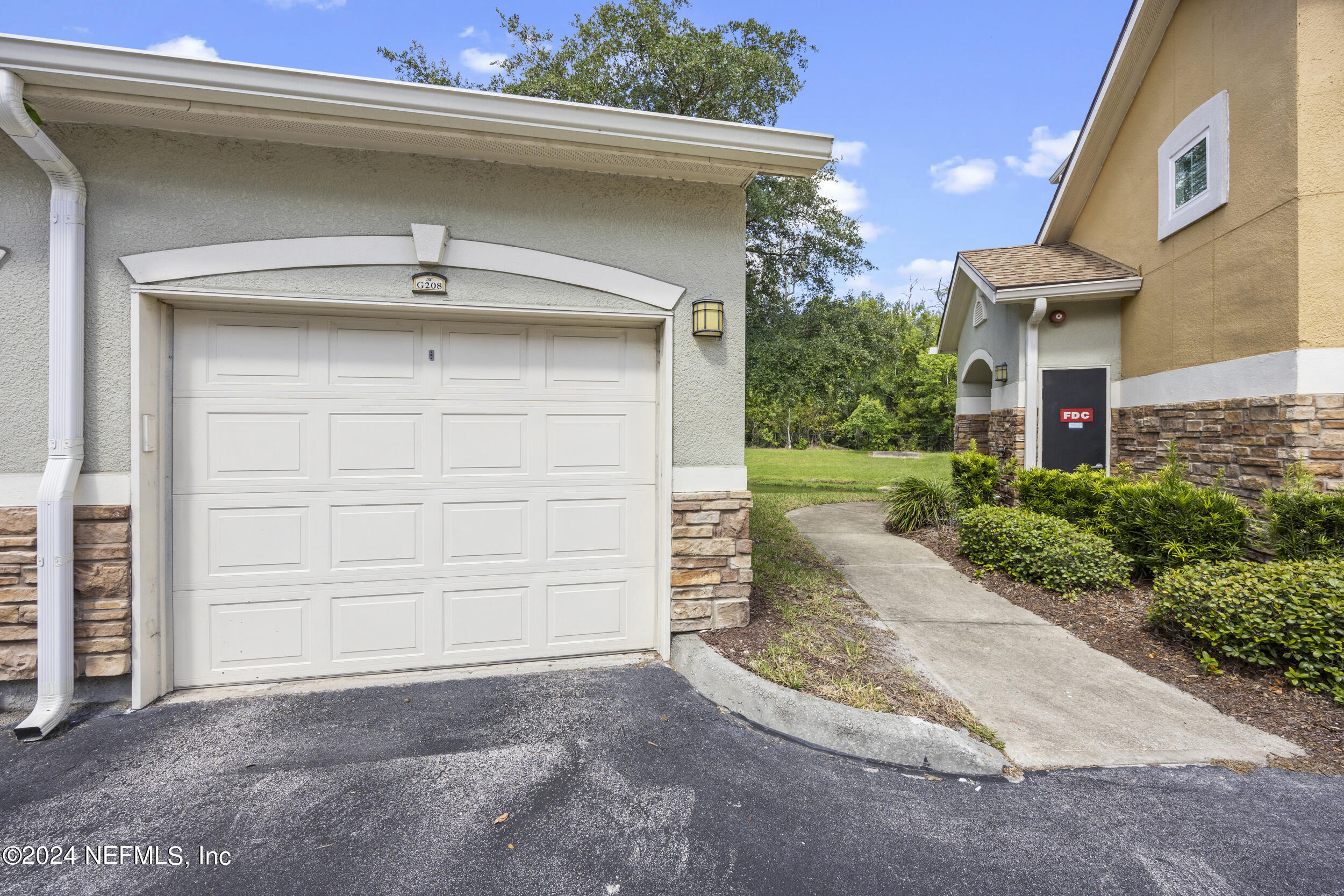 8539 GATE Parkway W, 9433