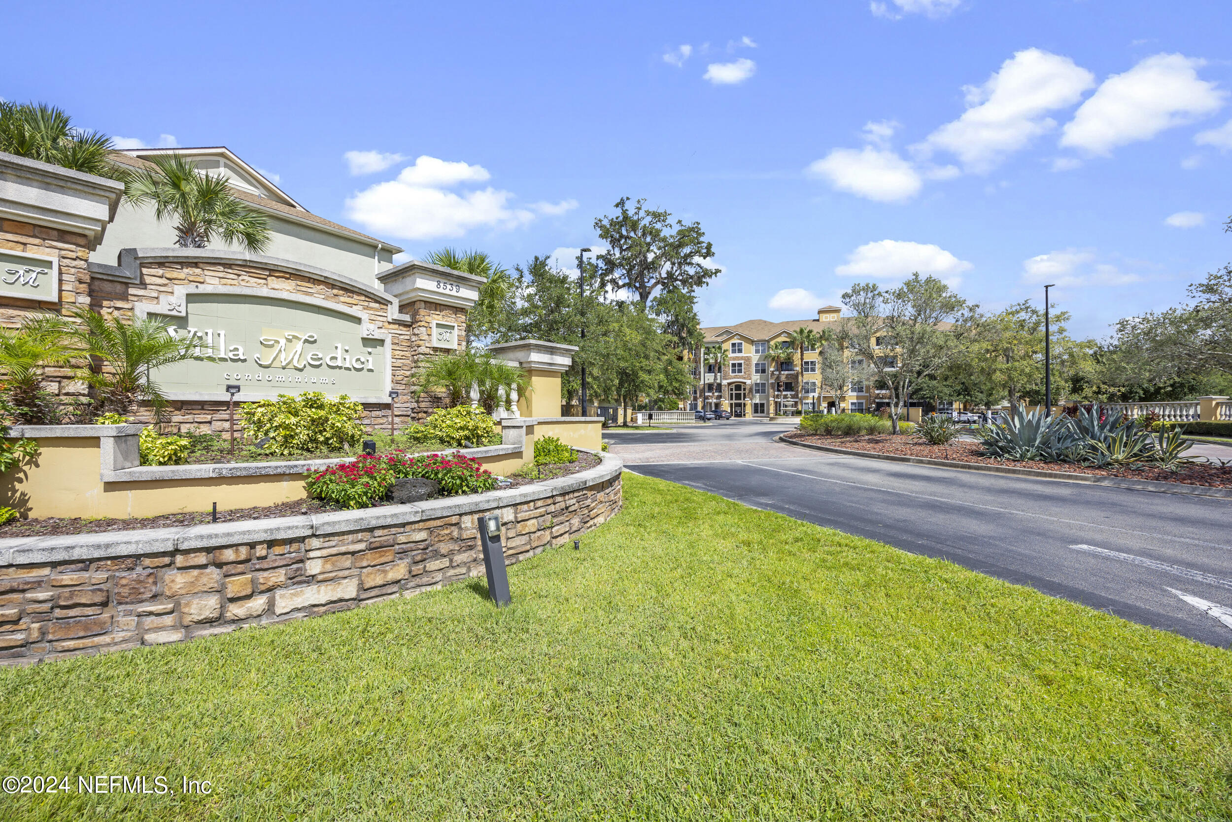8539 GATE Parkway W, 9433