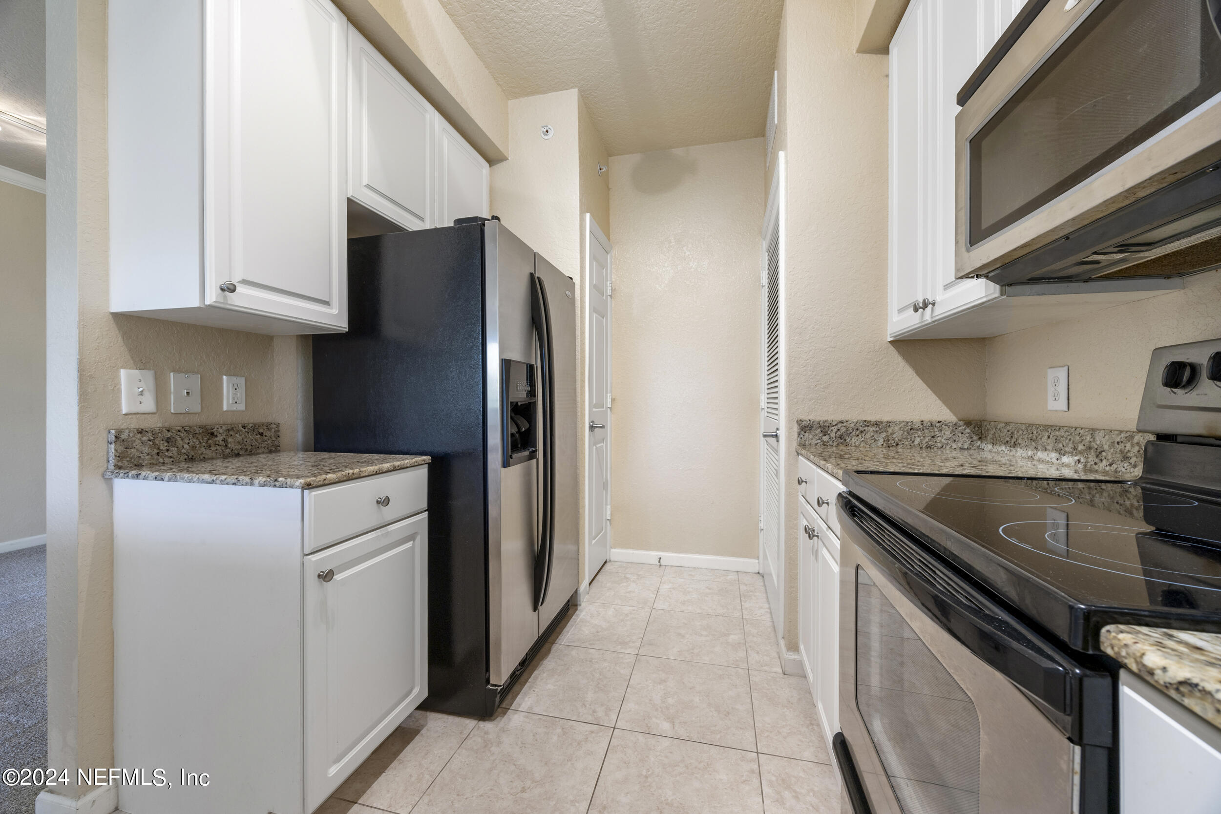 8539 GATE Parkway W, 9433