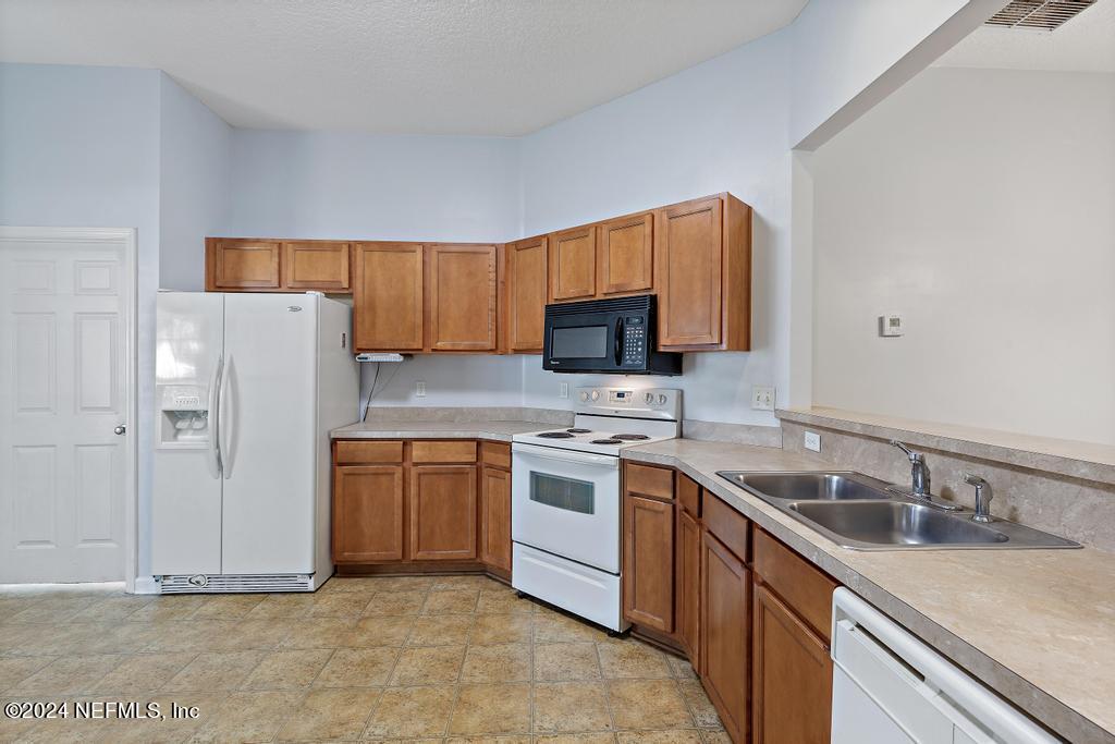 5902 ROUND TABLE Road