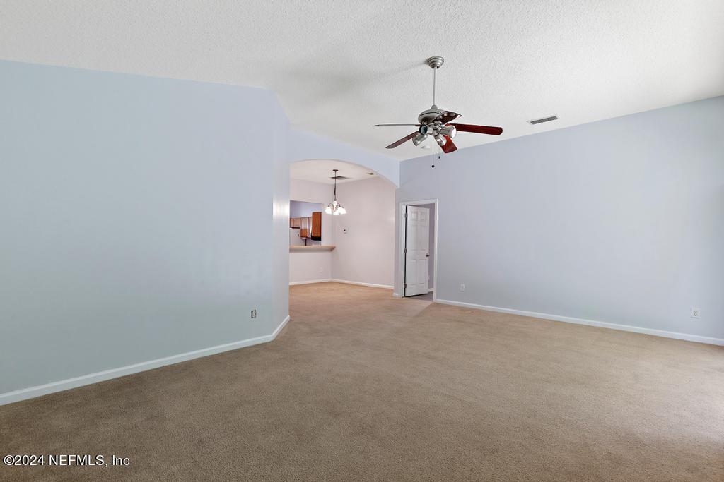 5902 ROUND TABLE Road