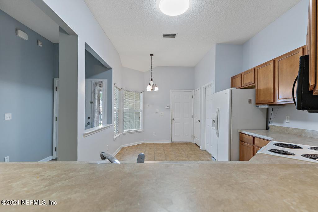 5902 ROUND TABLE Road