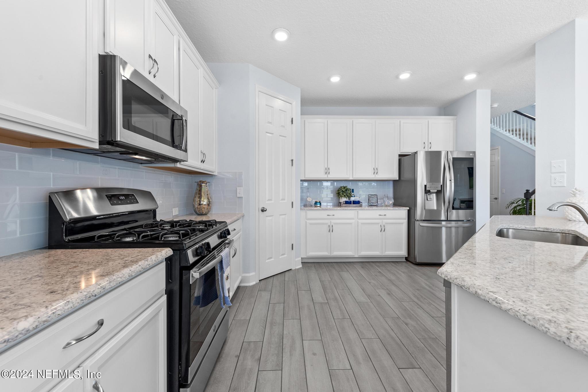 393 VISTA LAKE Circle