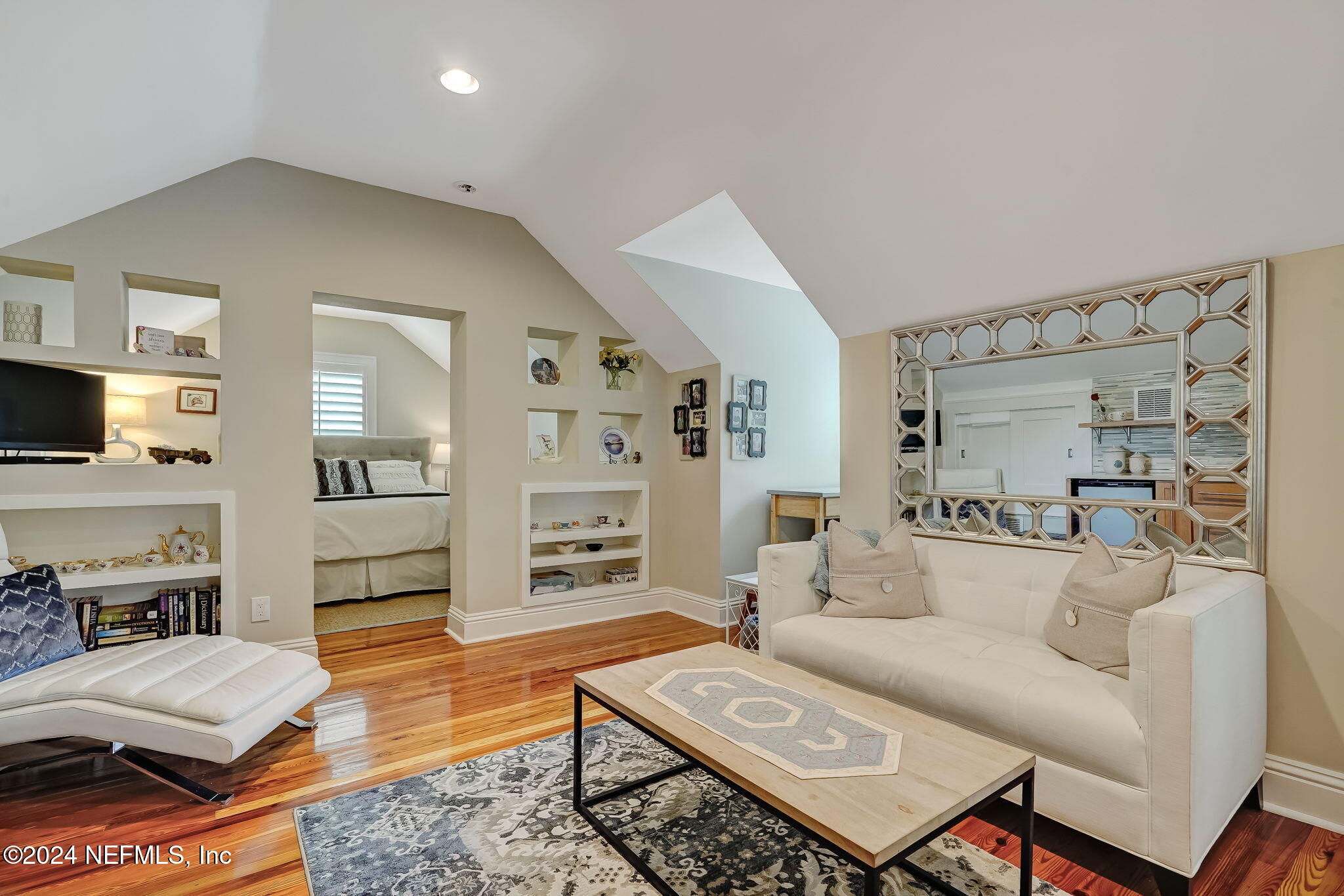 1875 AVONDALE Circle