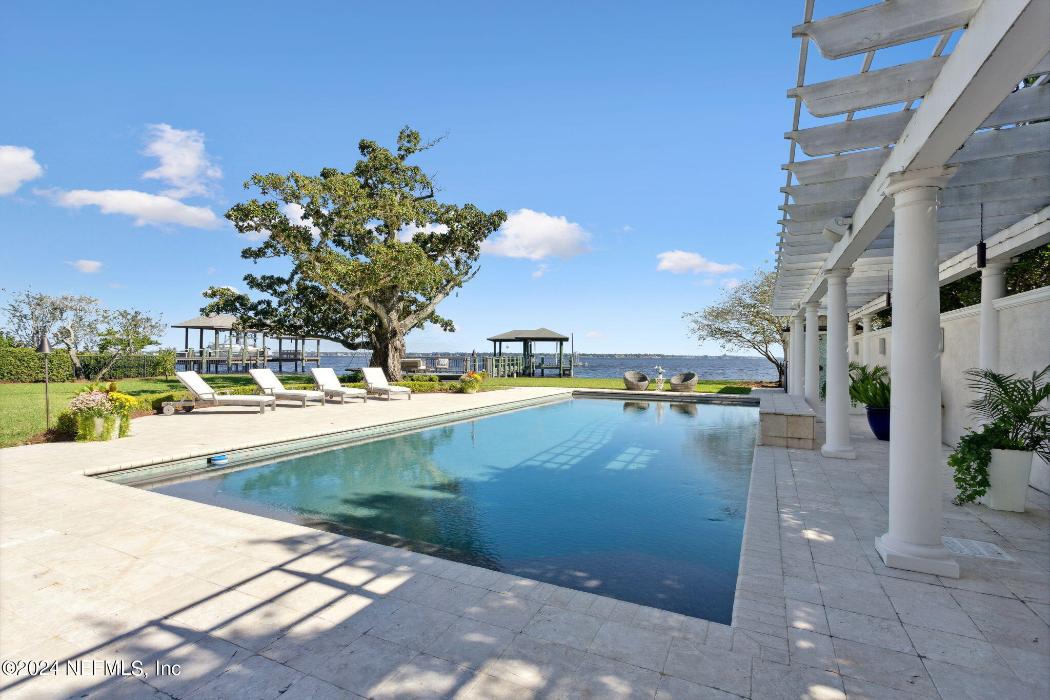 1875 AVONDALE Circle