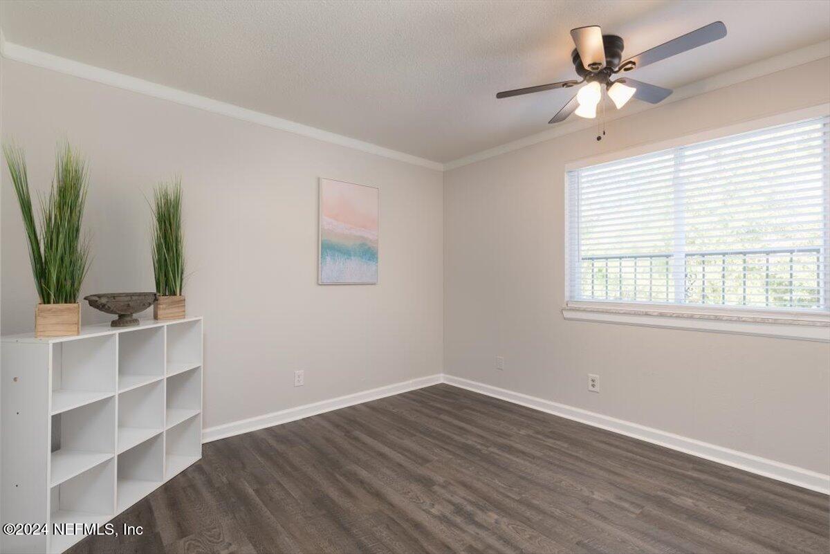 3918 LA MIRADA Drive N, 6