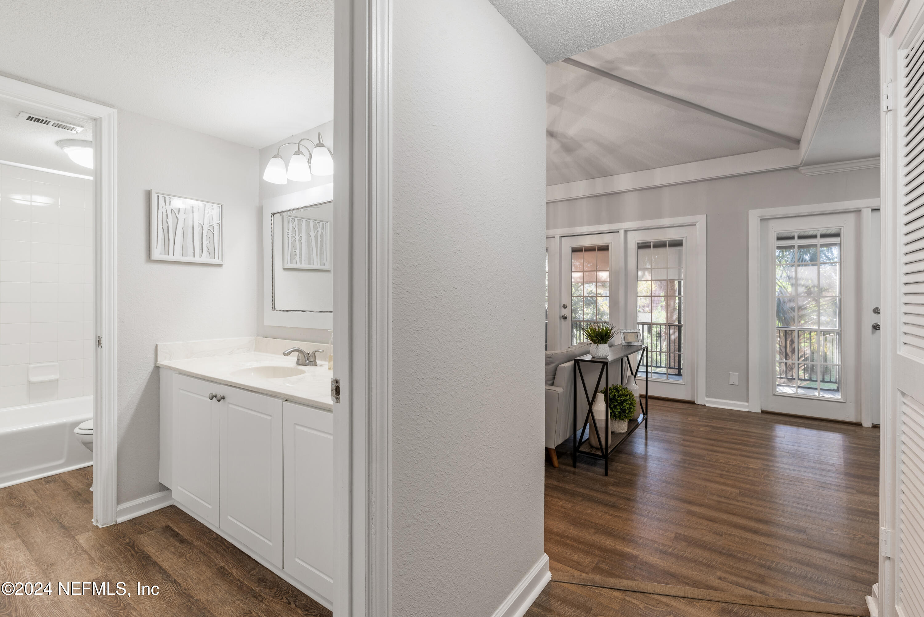3918 LA MIRADA Drive N, 6
