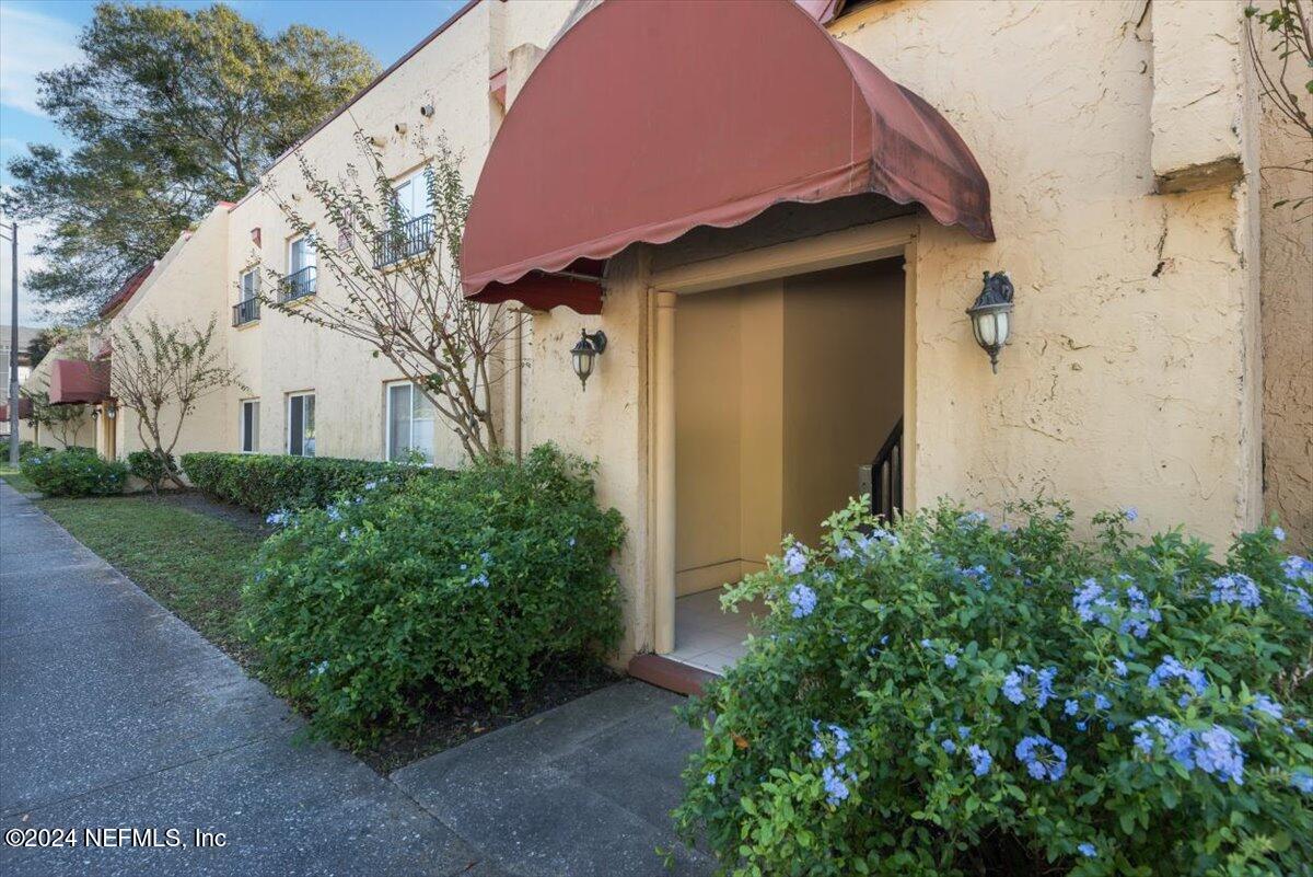 3918 LA MIRADA Drive N, 6