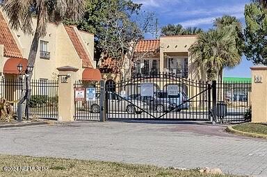3918 LA MIRADA Drive N, 6