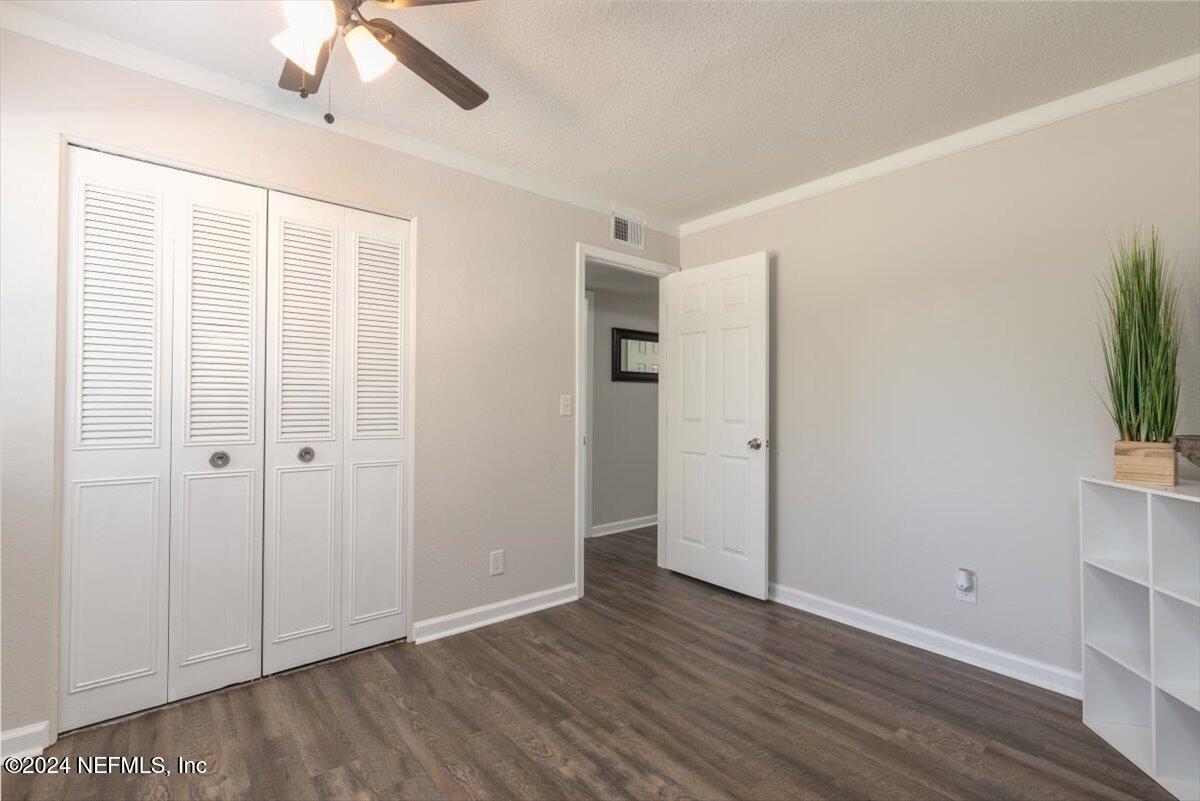 3918 LA MIRADA Drive N, 6