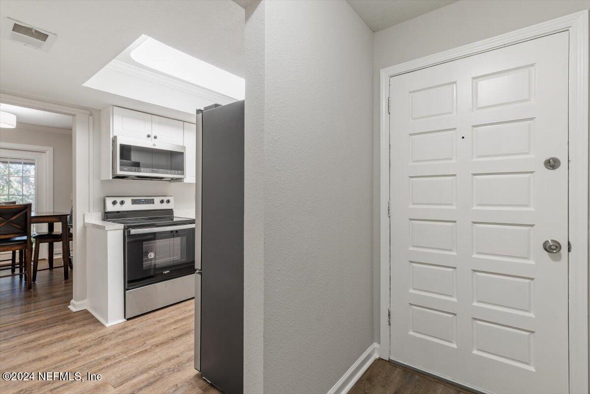 3918 LA MIRADA Drive N, 6