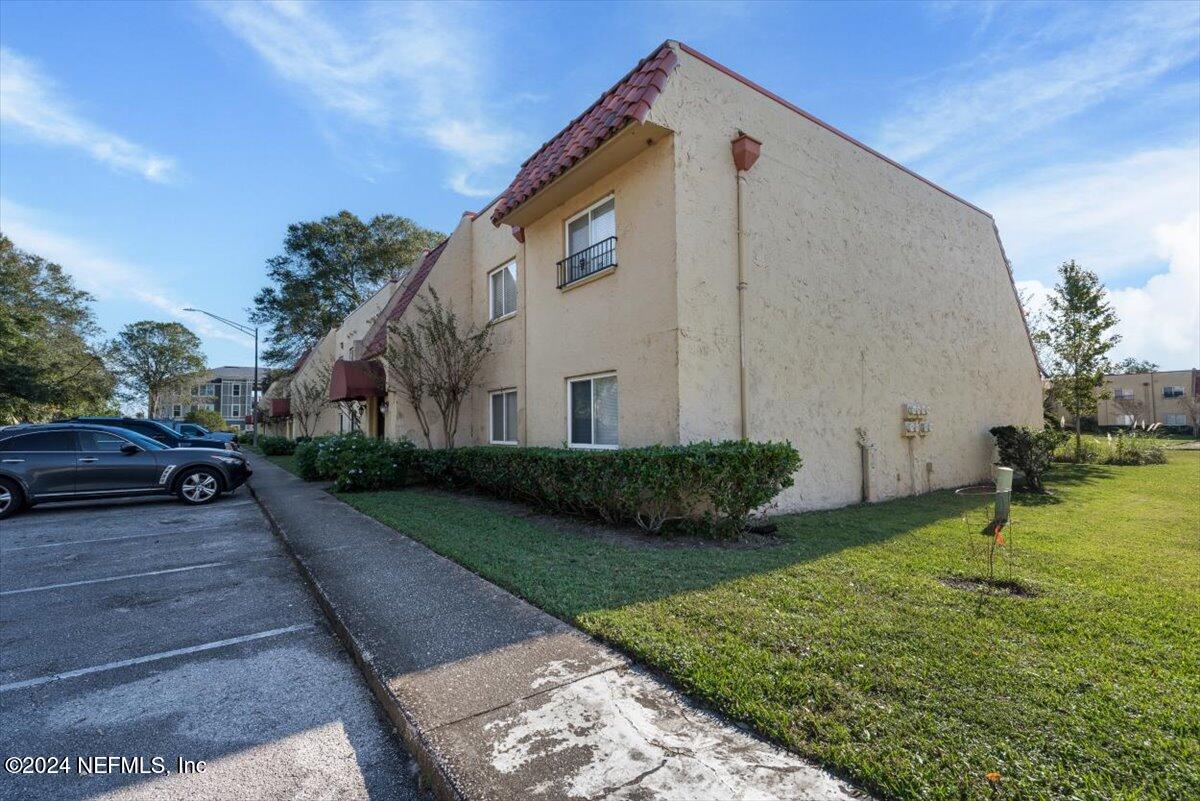 3918 LA MIRADA Drive N, 6