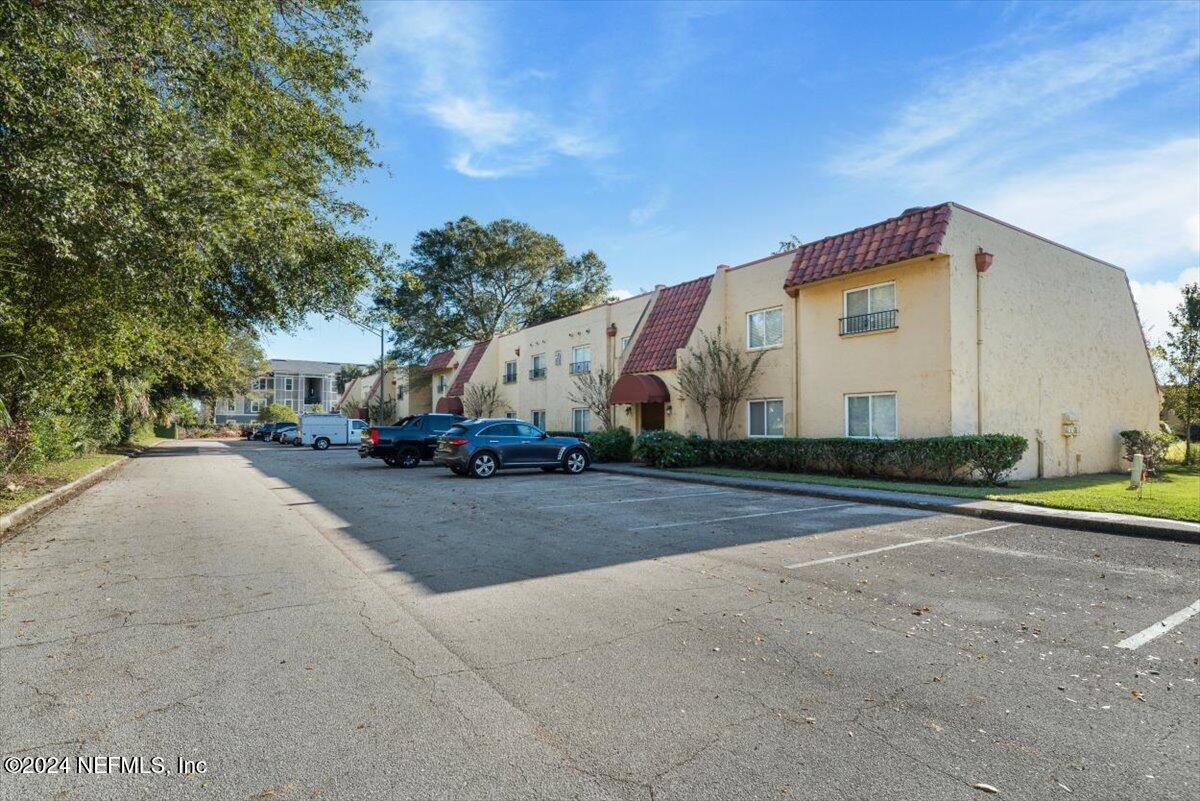 3918 LA MIRADA Drive N, 6