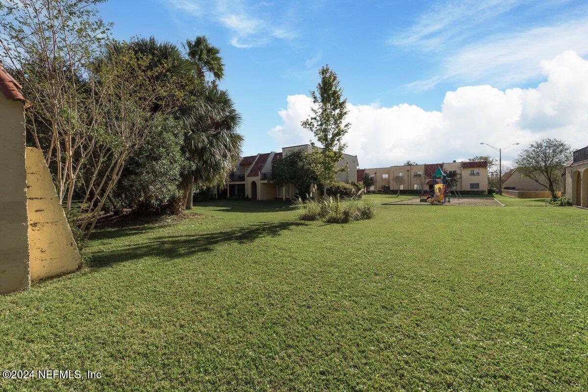 3918 LA MIRADA Drive N, 6