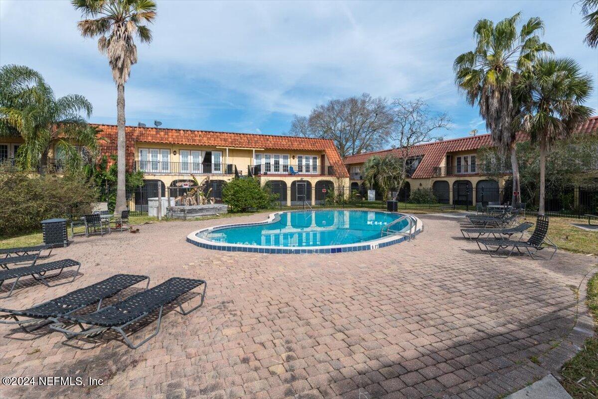 3918 LA MIRADA Drive N, 6