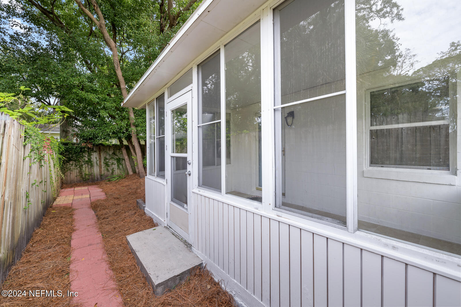 1307 INGLESIDE Avenue