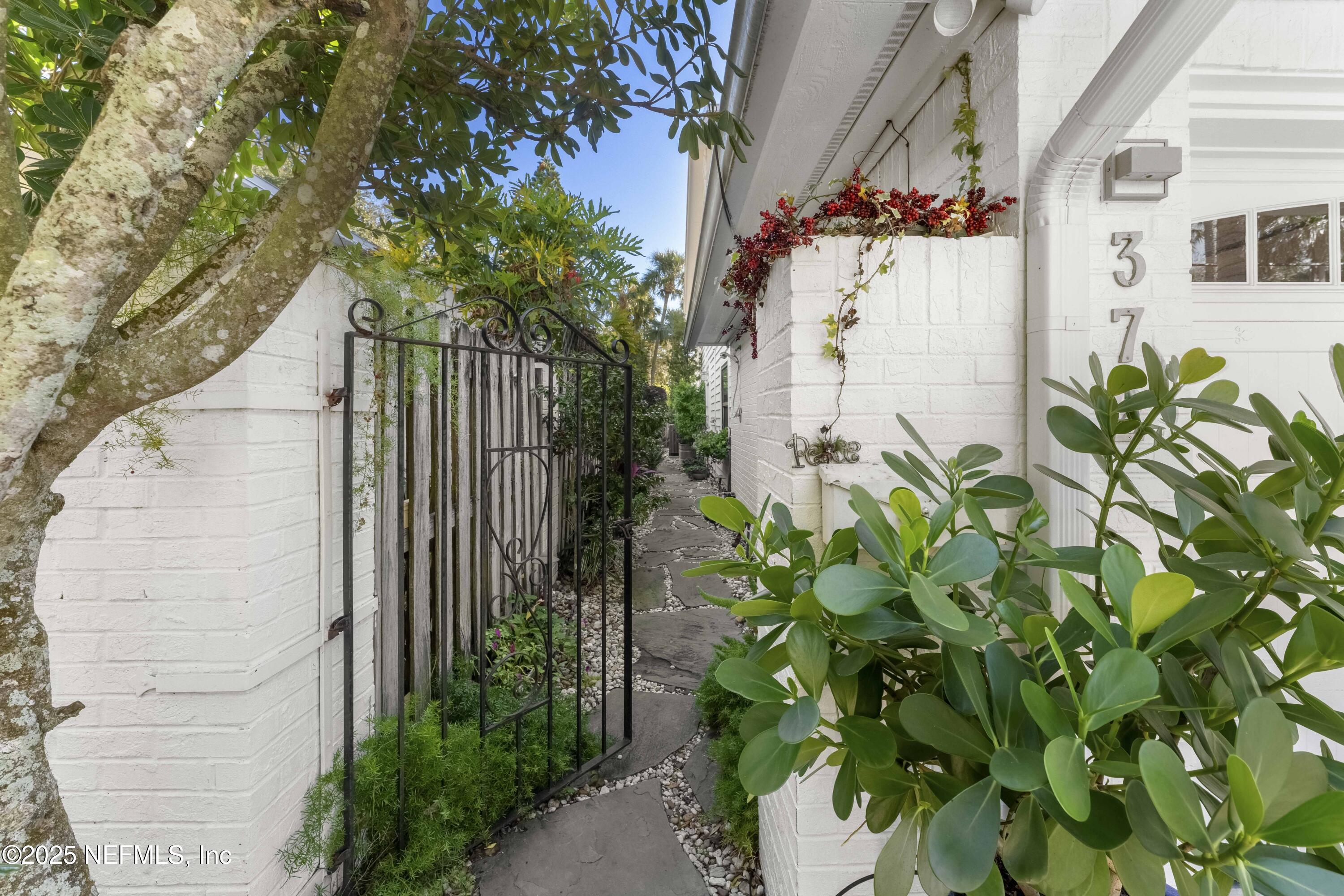 372 4TH Street