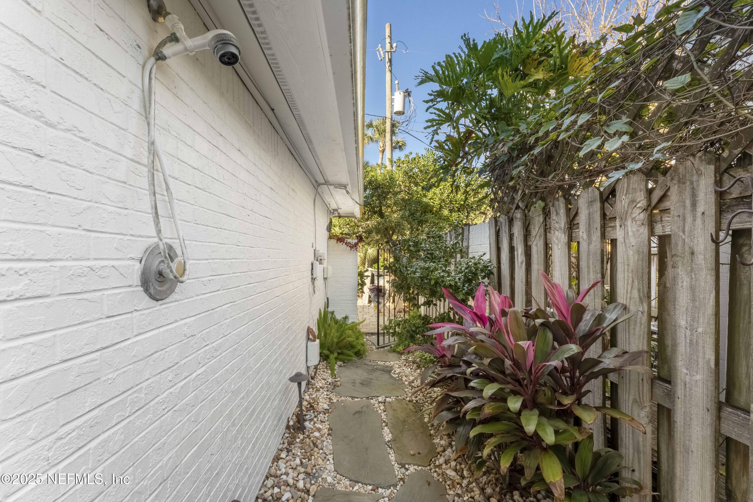 372 4TH Street