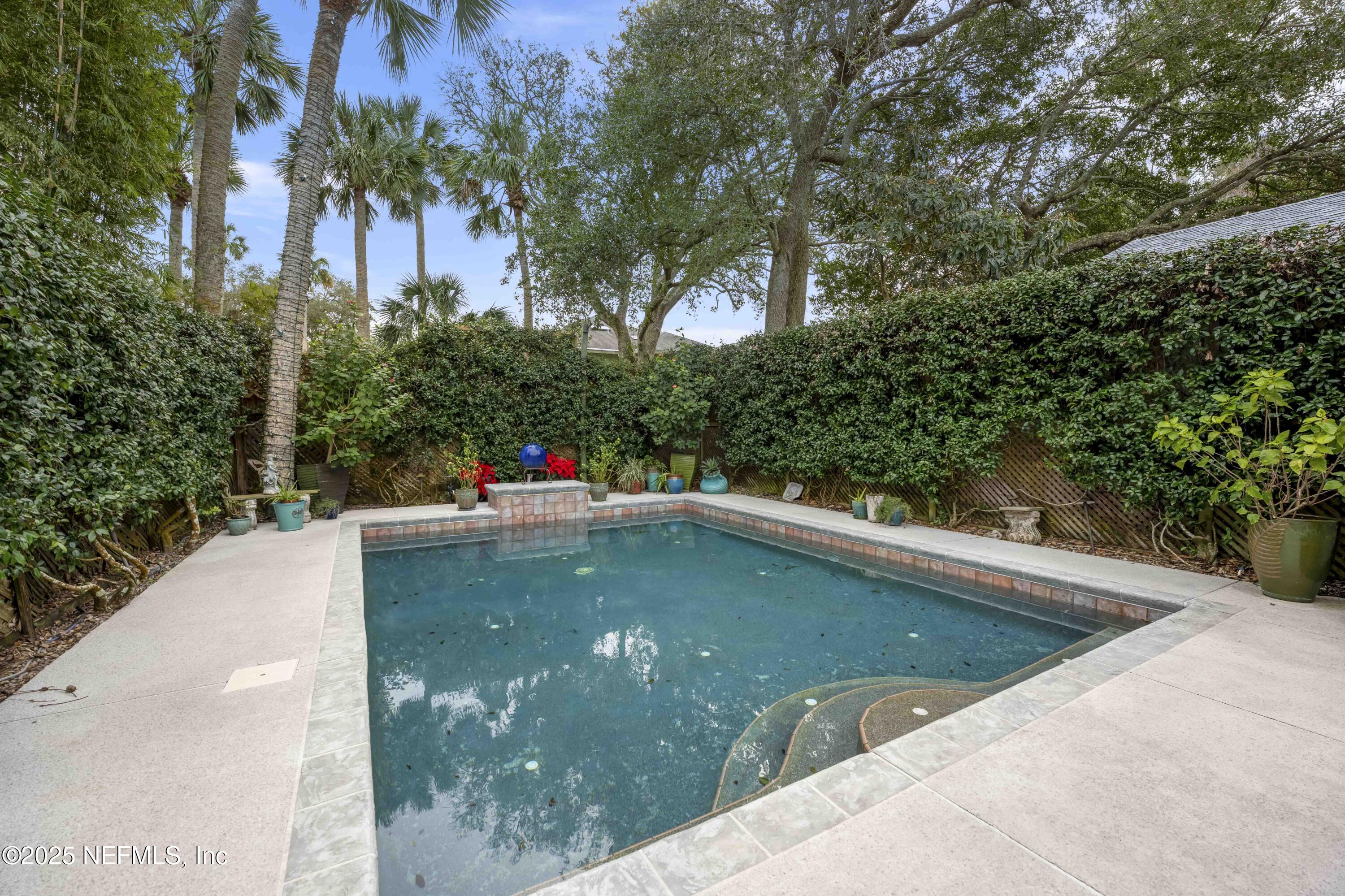 372 4TH Street