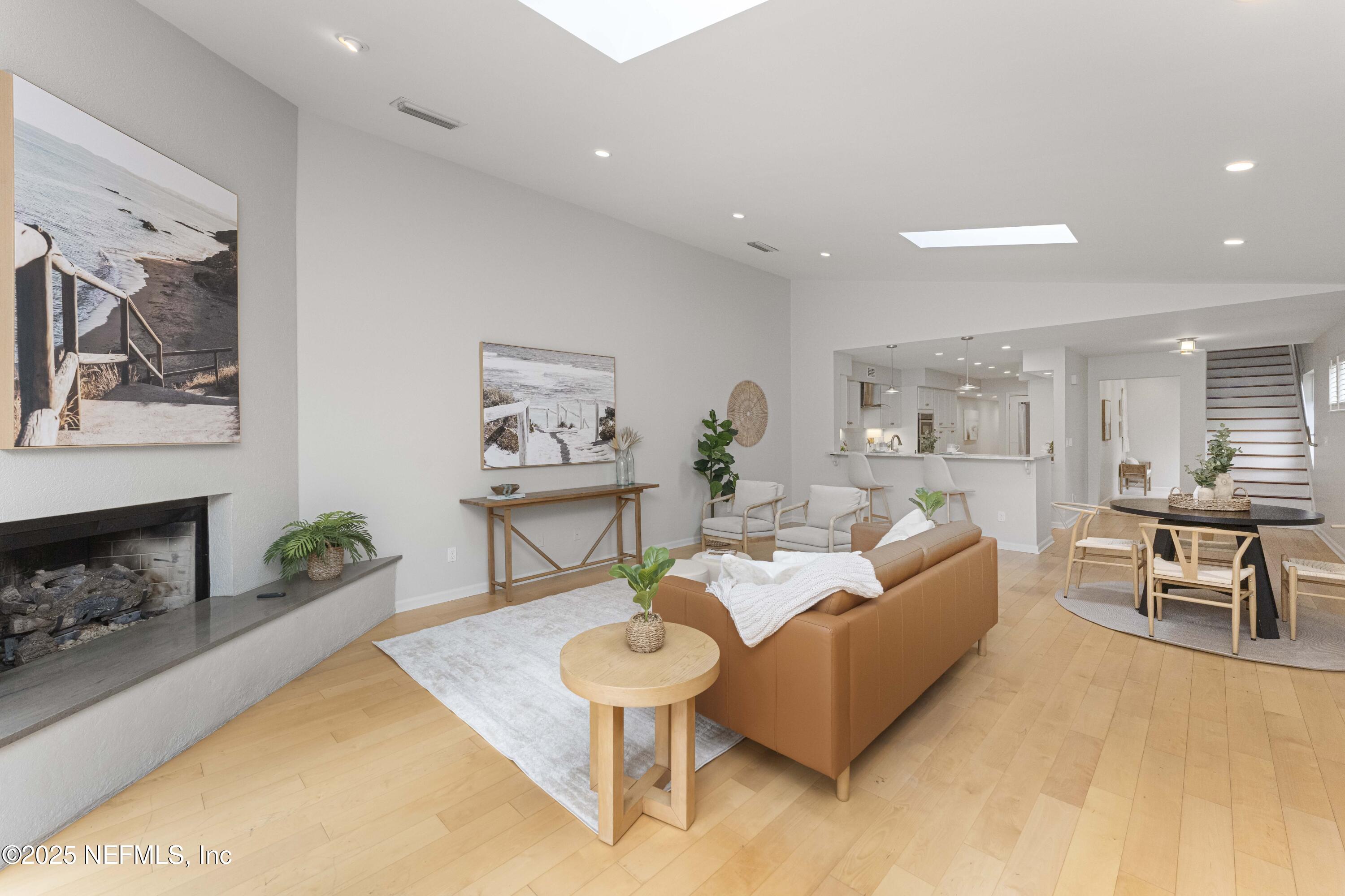 372 4TH Street
