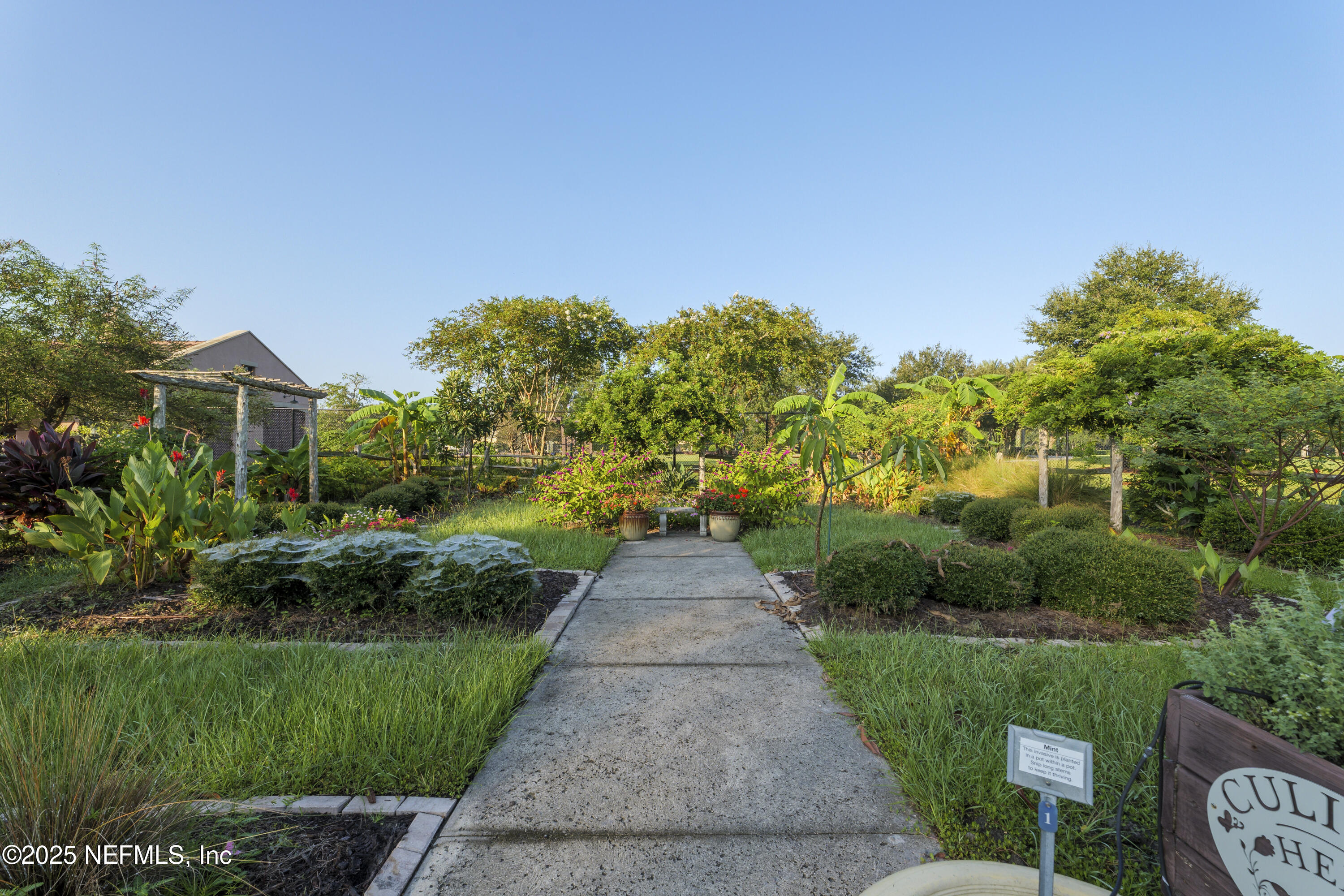 213 WOOD POND Loop