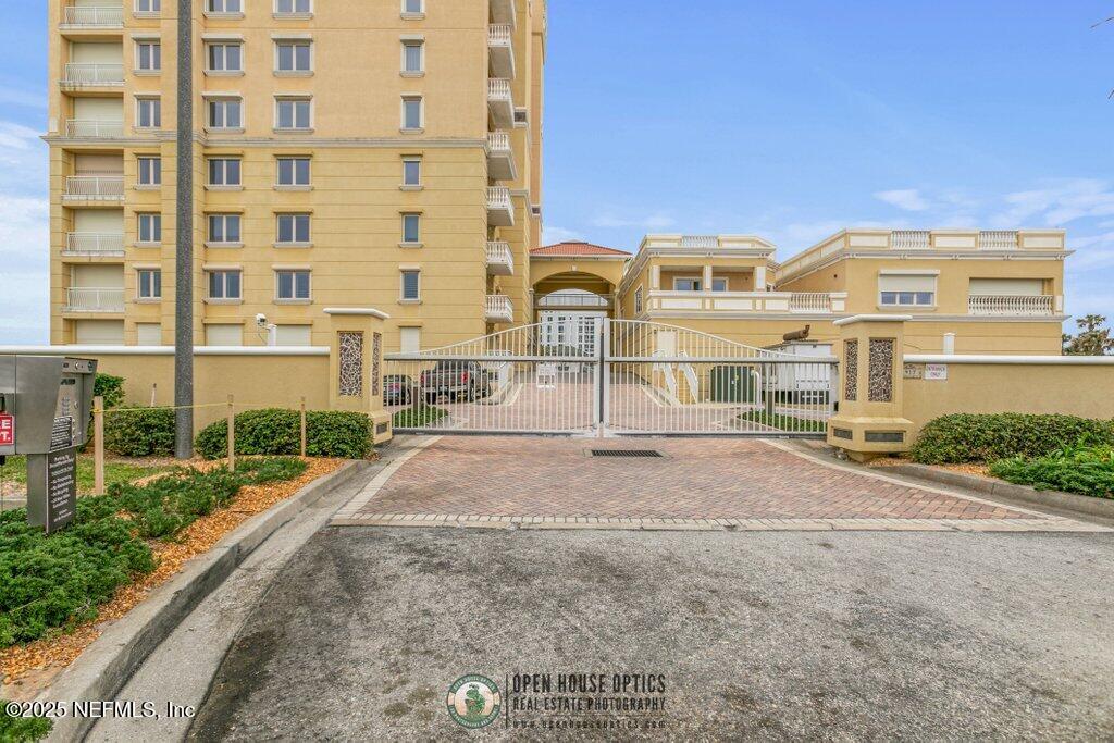 917 1ST Street N, 902