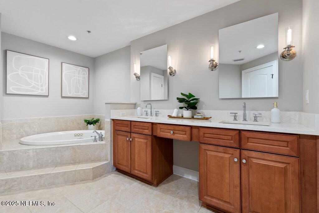 917 1ST Street N, 902