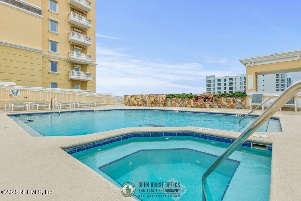 917 1ST Street N, 902