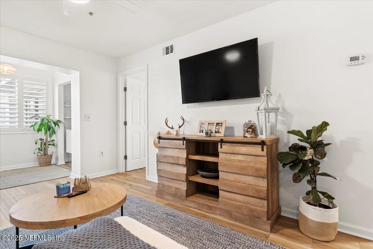 201 10TH Avenue N, 206N