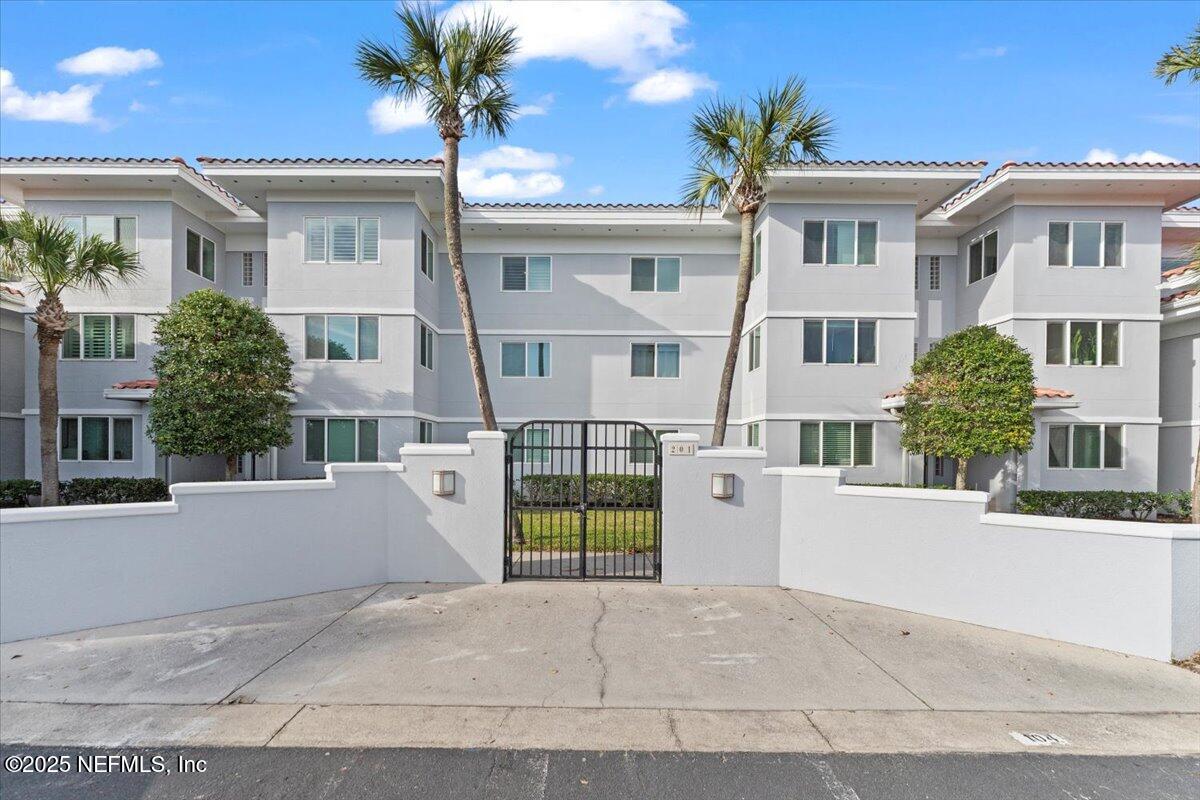 201 10TH Avenue N, 206N