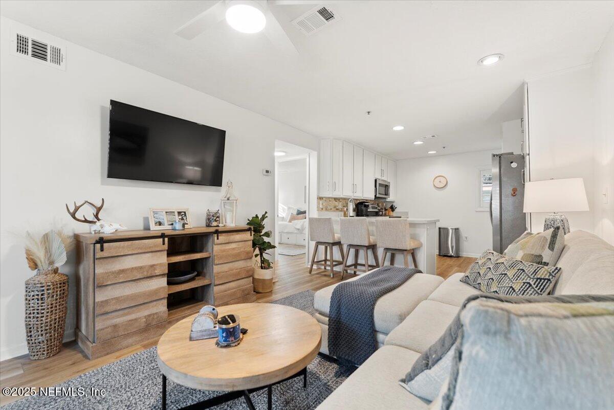 201 10TH Avenue N, 206N