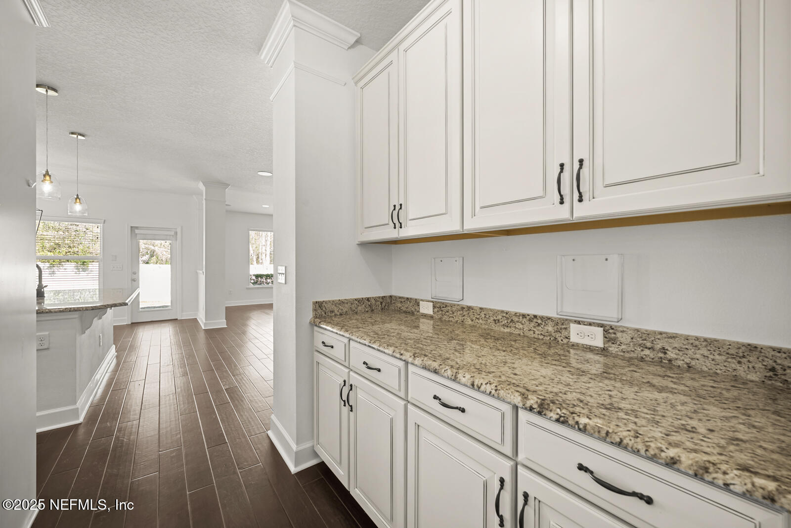 3512 CROSSVIEW Drive