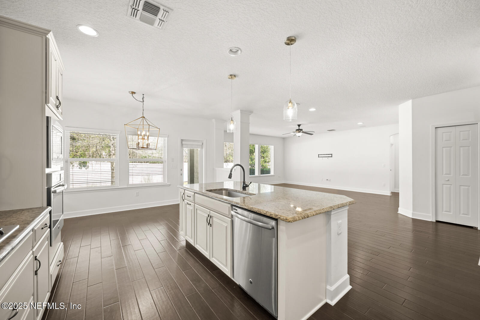 3512 CROSSVIEW Drive