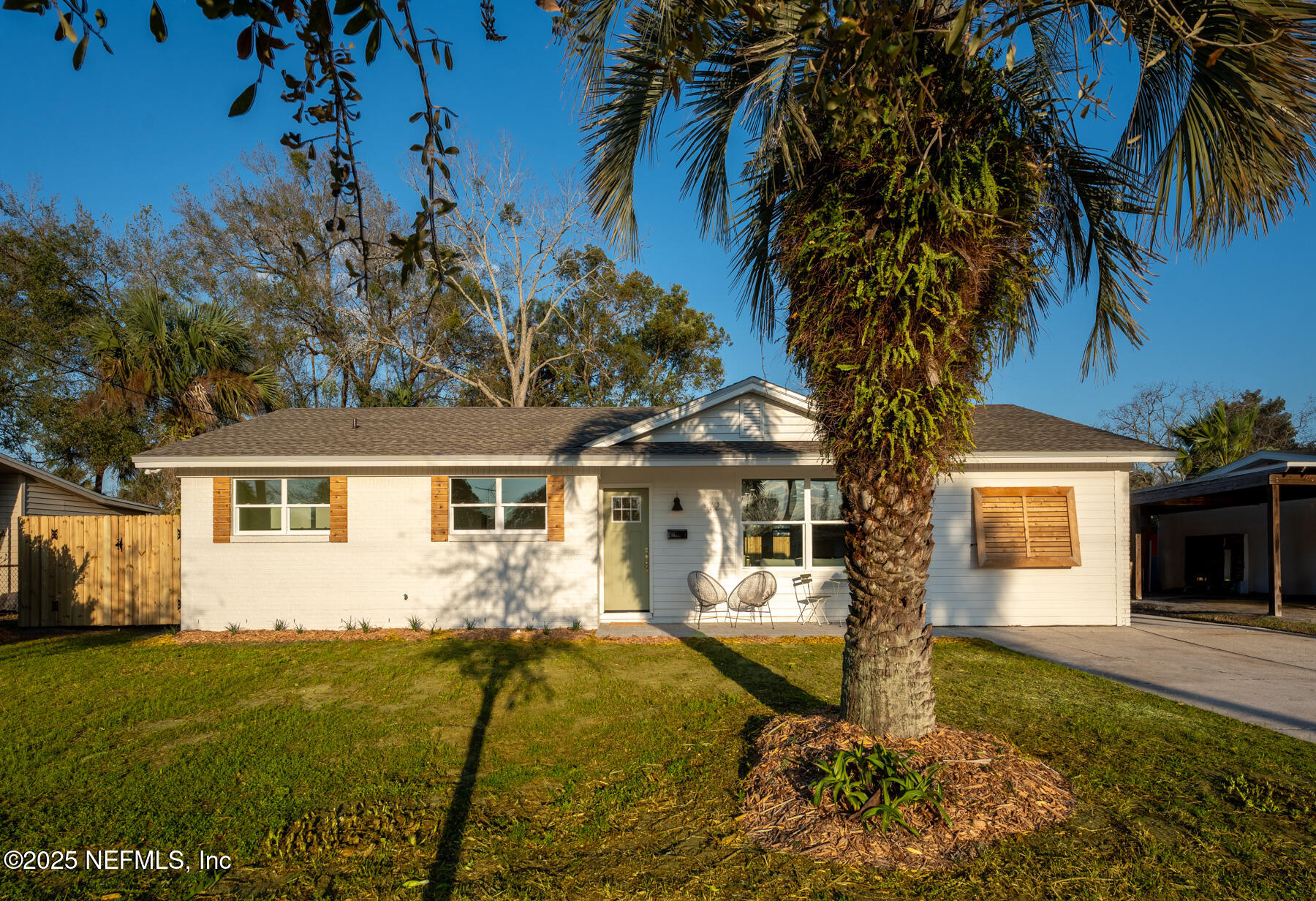 423 ROYAL PALMS Drive