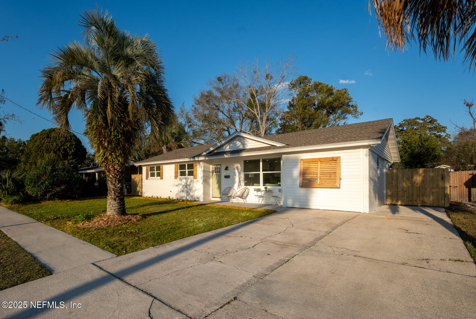 423 ROYAL PALMS Drive
