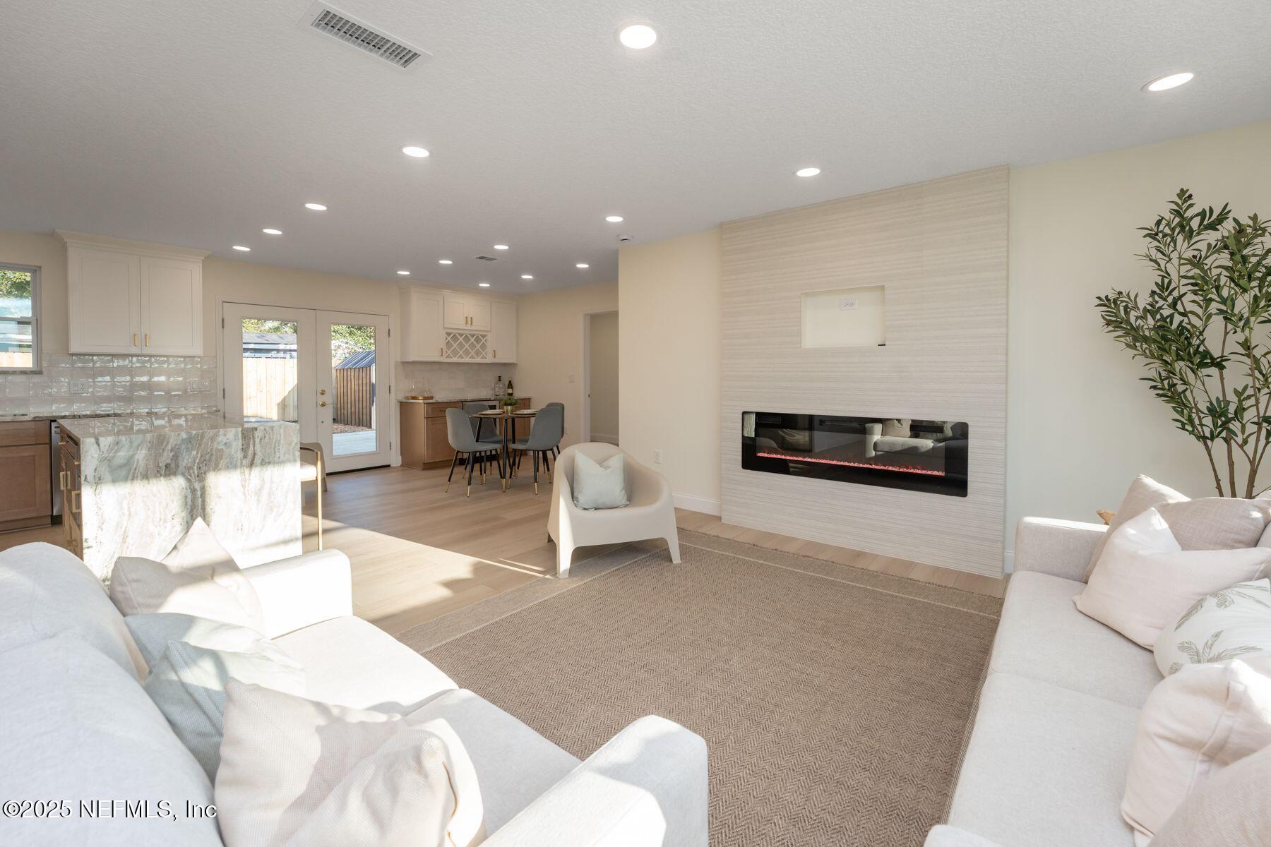 423 ROYAL PALMS Drive