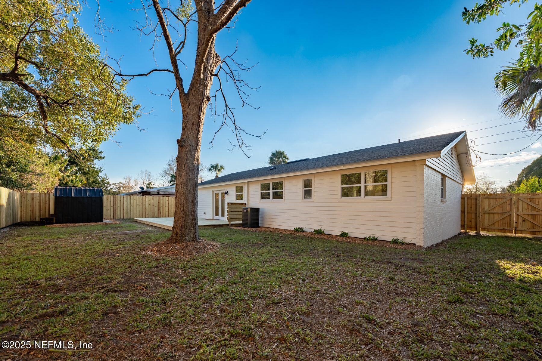423 ROYAL PALMS Drive
