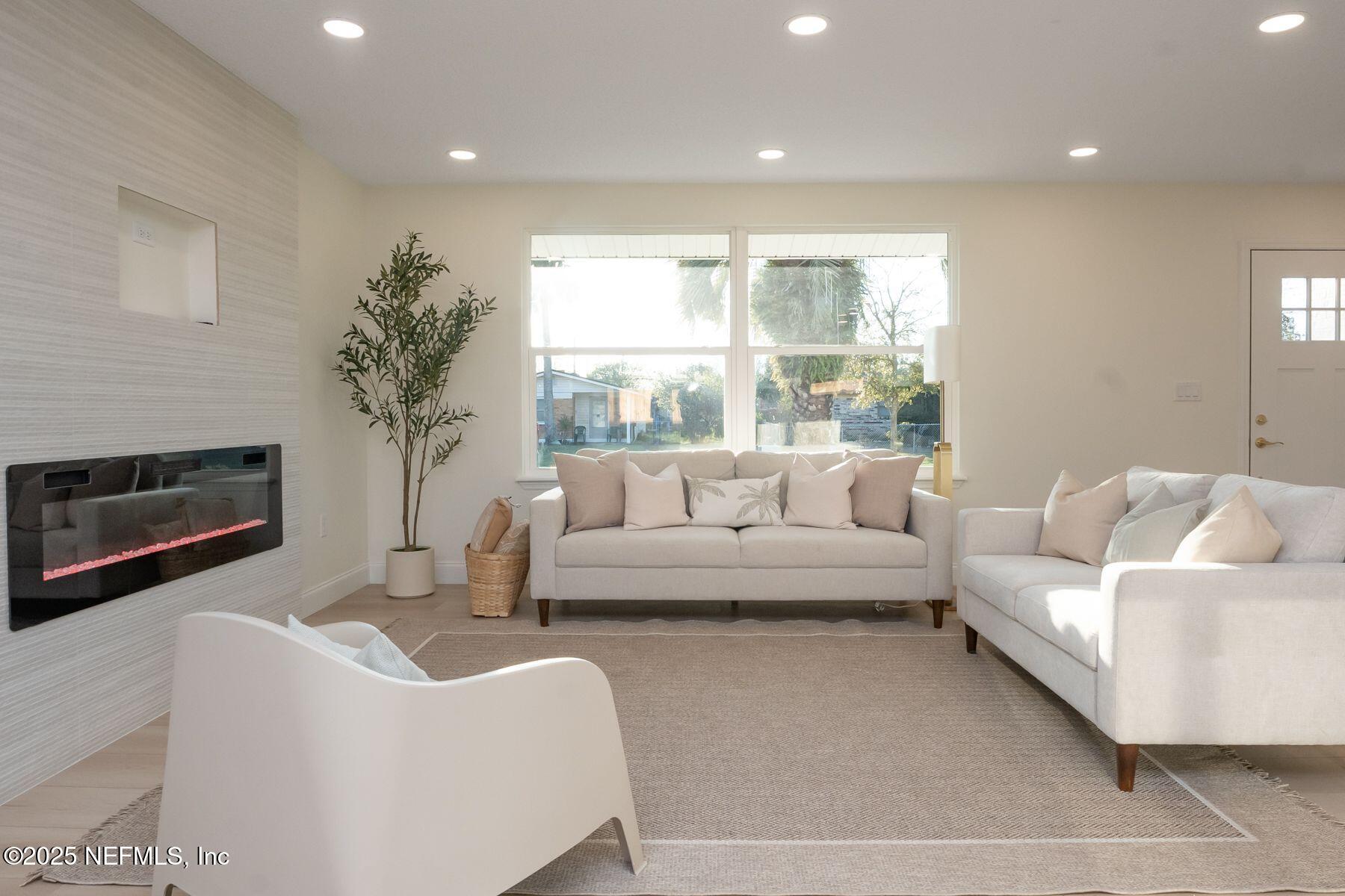 423 ROYAL PALMS Drive