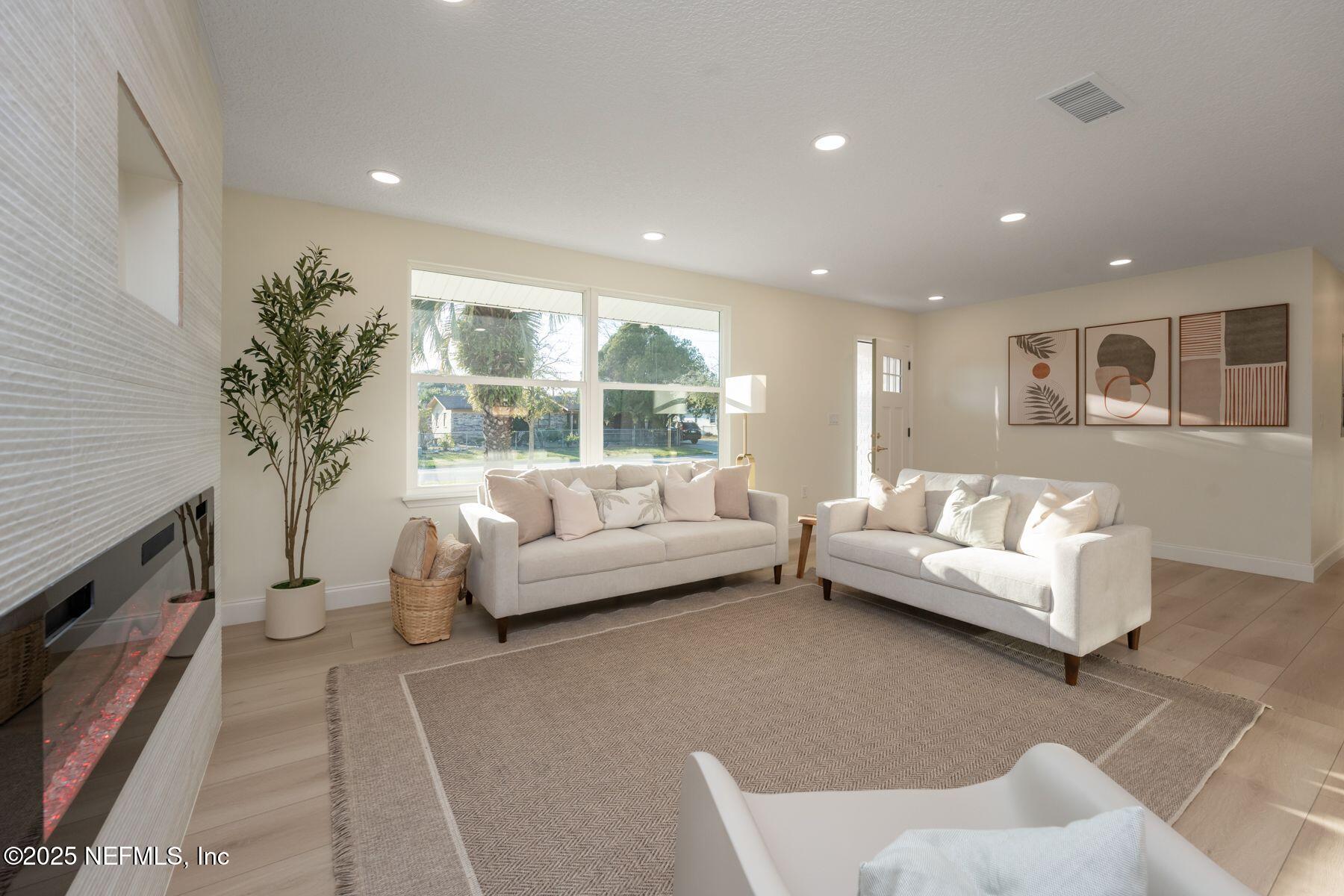 423 ROYAL PALMS Drive