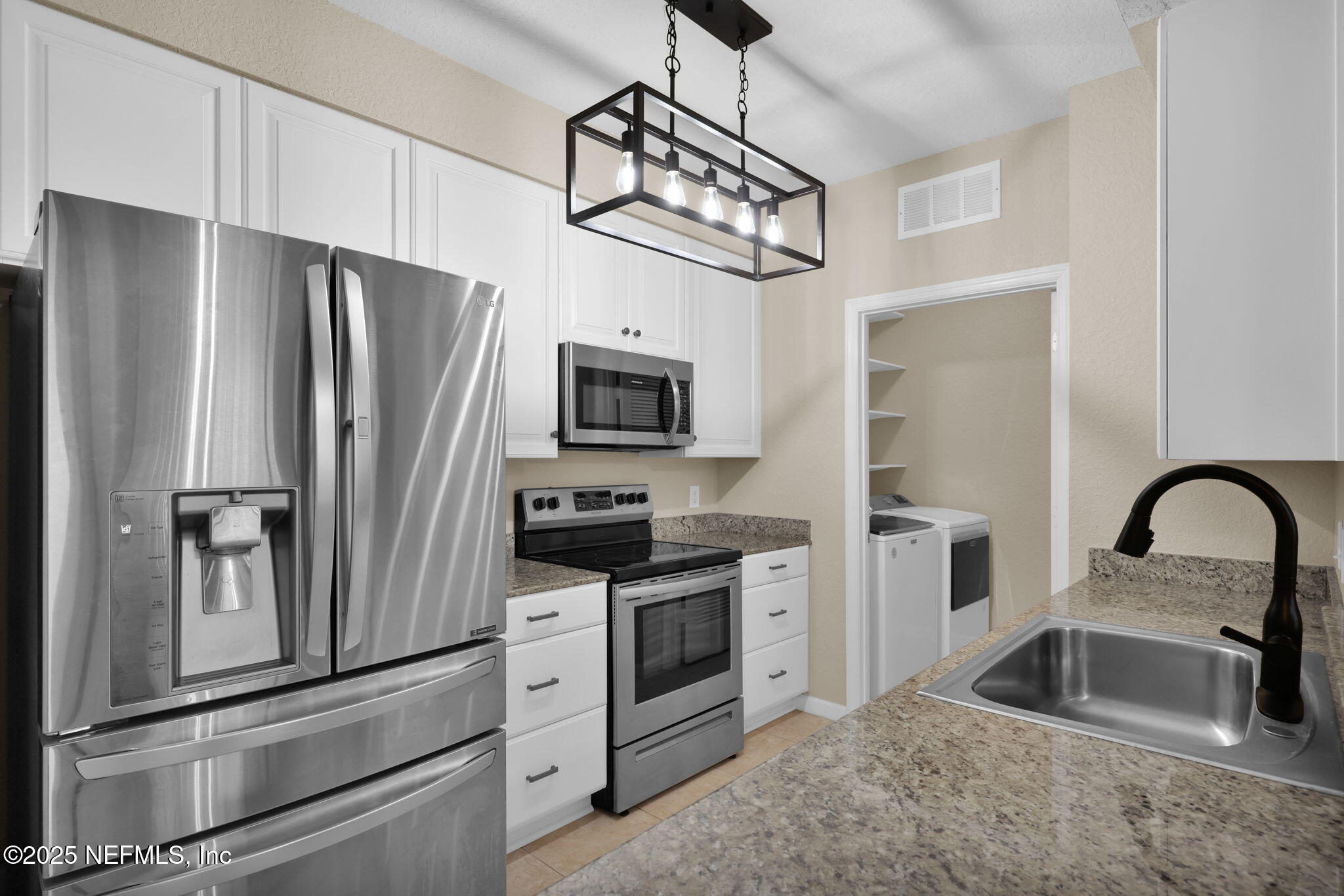 8539 GATE Parkway W, 624